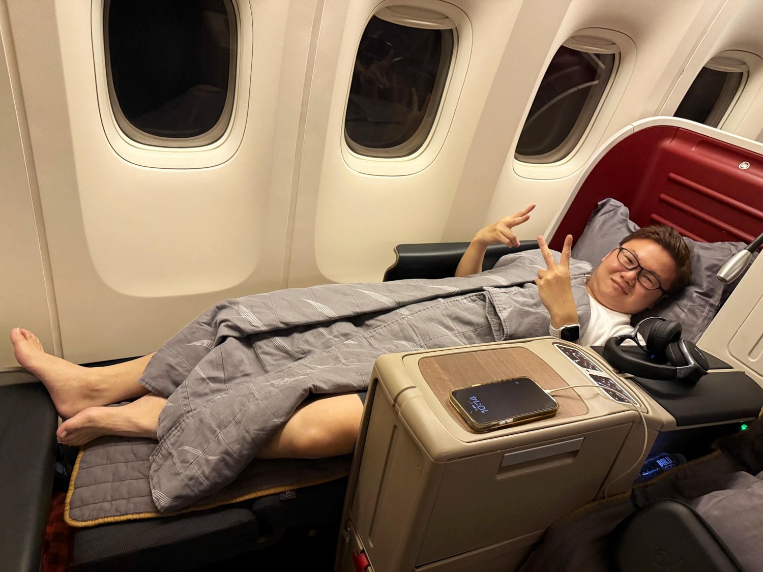 [飛行紀錄]土耳其航空 Turkish Airlines 波音777 商務艙體驗｜前後距離寬敞 全平躺座椅 腳可完整伸直不塞前排｜機上廚師到座位點餐＋有機上Wi-Fi可用｜左右空間偏窄且不一定走道位 商務艙廁所空間真的比較大