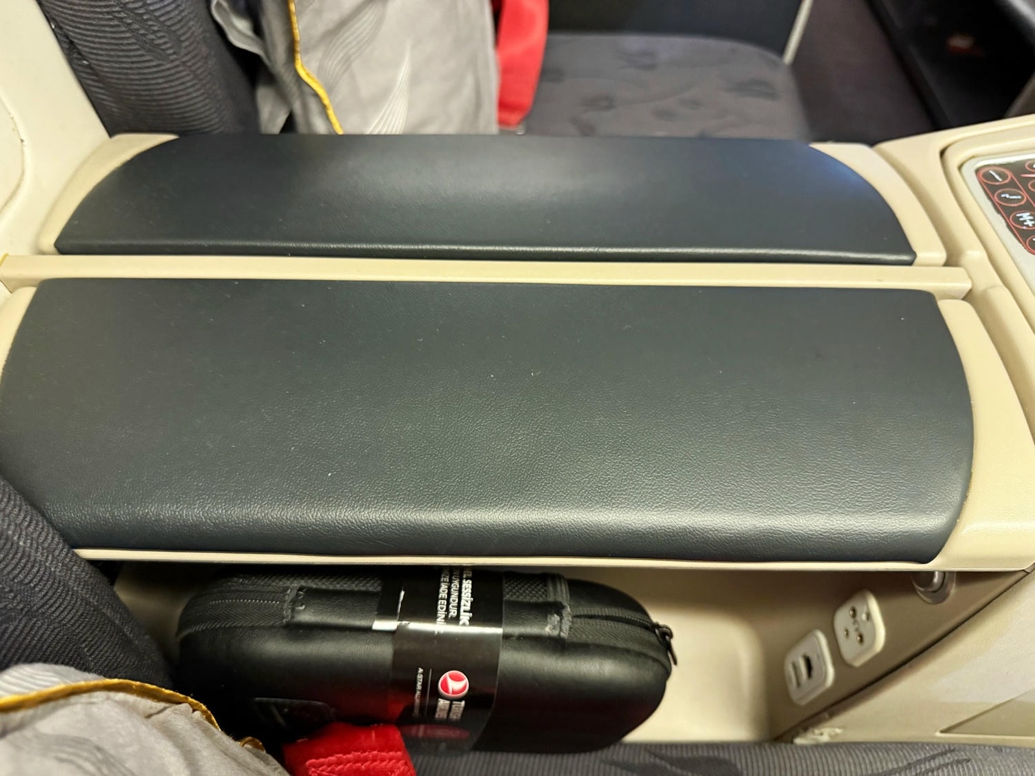 [飛行紀錄]土耳其航空 Turkish Airlines 波音777 商務艙體驗｜前後距離寬敞 全平躺座椅 腳可完整伸直不塞前排｜機上廚師到座位點餐＋有機上Wi-Fi可用｜左右空間偏窄且不一定走道位 商務艙廁所空間真的比較大