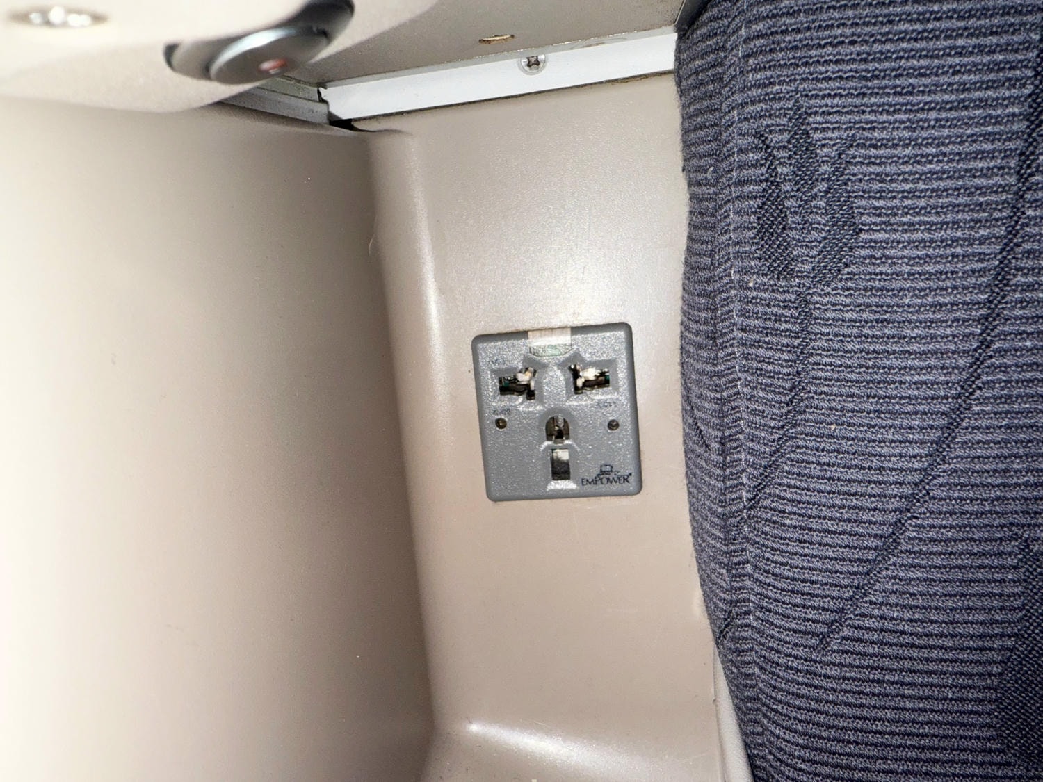 [飛行紀錄]土耳其航空 Turkish Airlines 波音777 商務艙體驗｜前後距離寬敞 全平躺座椅 腳可完整伸直不塞前排｜機上廚師到座位點餐＋有機上Wi-Fi可用｜左右空間偏窄且不一定走道位 商務艙廁所空間真的比較大