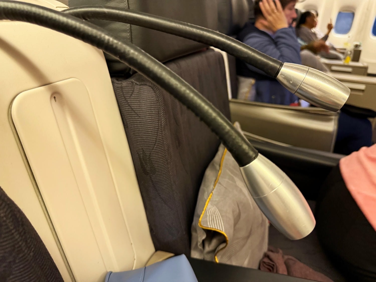 [飛行紀錄]土耳其航空 Turkish Airlines 波音777 商務艙體驗｜前後距離寬敞 全平躺座椅 腳可完整伸直不塞前排｜機上廚師到座位點餐＋有機上Wi-Fi可用｜左右空間偏窄且不一定走道位 商務艙廁所空間真的比較大