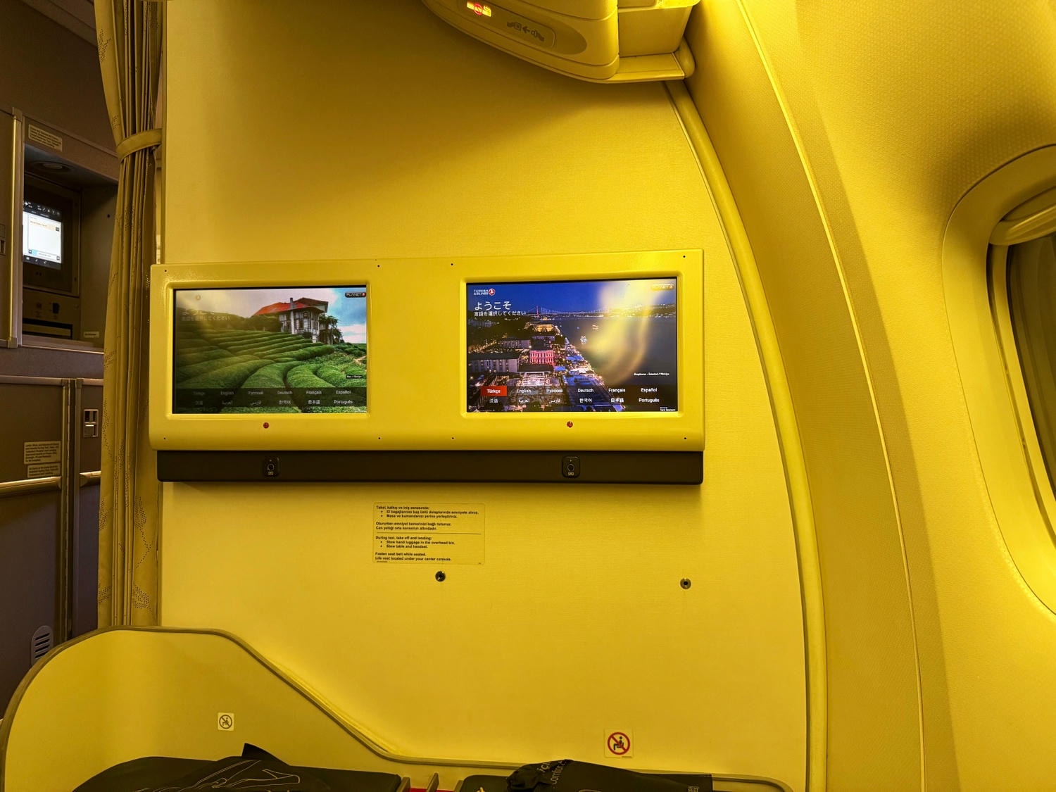 [飛行紀錄]土耳其航空 Turkish Airlines 波音777 商務艙體驗｜前後距離寬敞 全平躺座椅 腳可完整伸直不塞前排｜機上廚師到座位點餐＋有機上Wi-Fi可用｜左右空間偏窄且不一定走道位 商務艙廁所空間真的比較大