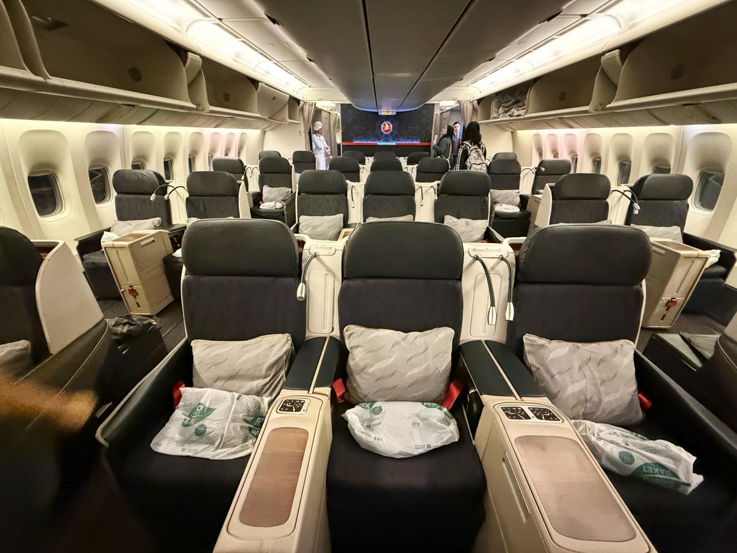 [飛行紀錄]土耳其航空 Turkish Airlines 波音777 商務艙體驗｜前後距離寬敞 全平躺座椅 腳可完整伸直不塞前排｜機上廚師到座位點餐＋有機上Wi-Fi可用｜左右空間偏窄且不一定走道位 商務艙廁所空間真的比較大