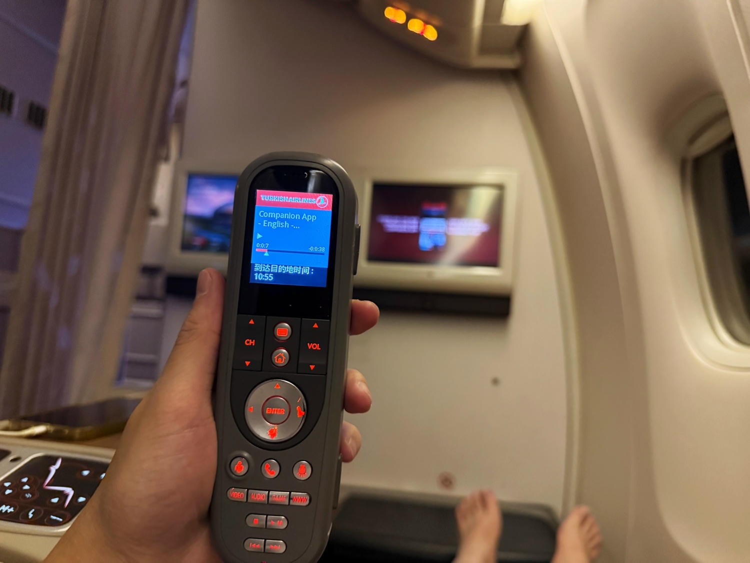 [飛行紀錄]土耳其航空 Turkish Airlines 波音777 商務艙體驗｜前後距離寬敞 全平躺座椅 腳可完整伸直不塞前排｜機上廚師到座位點餐＋有機上Wi-Fi可用｜左右空間偏窄且不一定走道位 商務艙廁所空間真的比較大