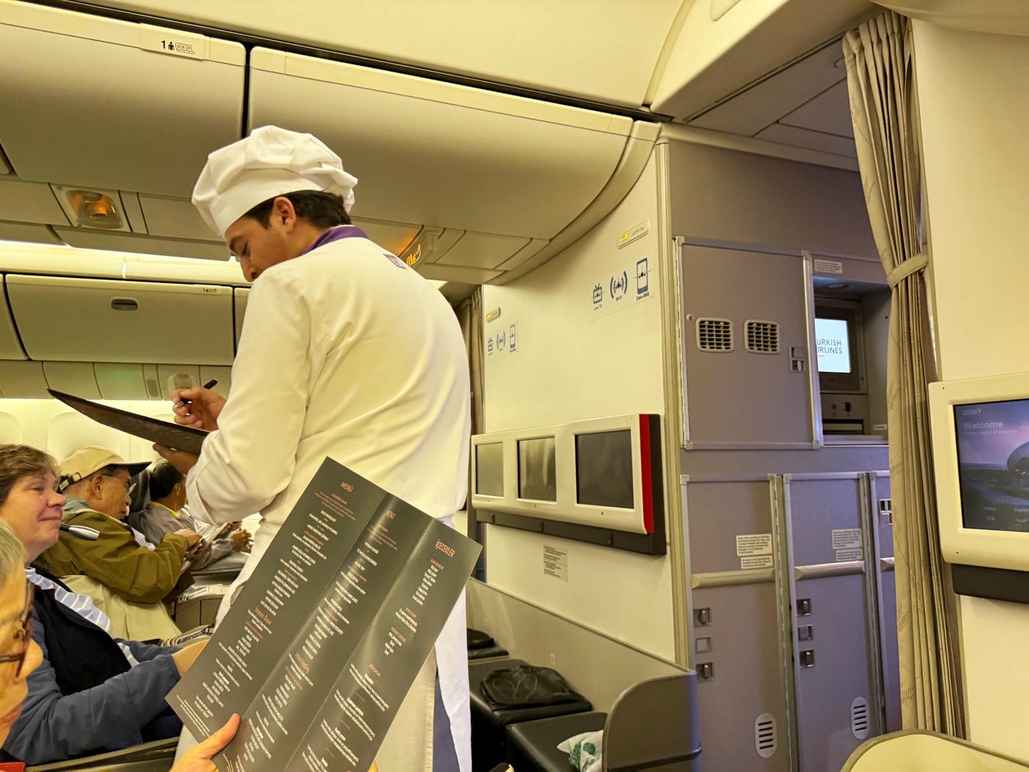 [飛行紀錄]土耳其航空 Turkish Airlines 波音777 商務艙體驗｜前後距離寬敞 全平躺座椅 腳可完整伸直不塞前排｜機上廚師到座位點餐＋有機上Wi-Fi可用｜左右空間偏窄且不一定走道位 商務艙廁所空間真的比較大