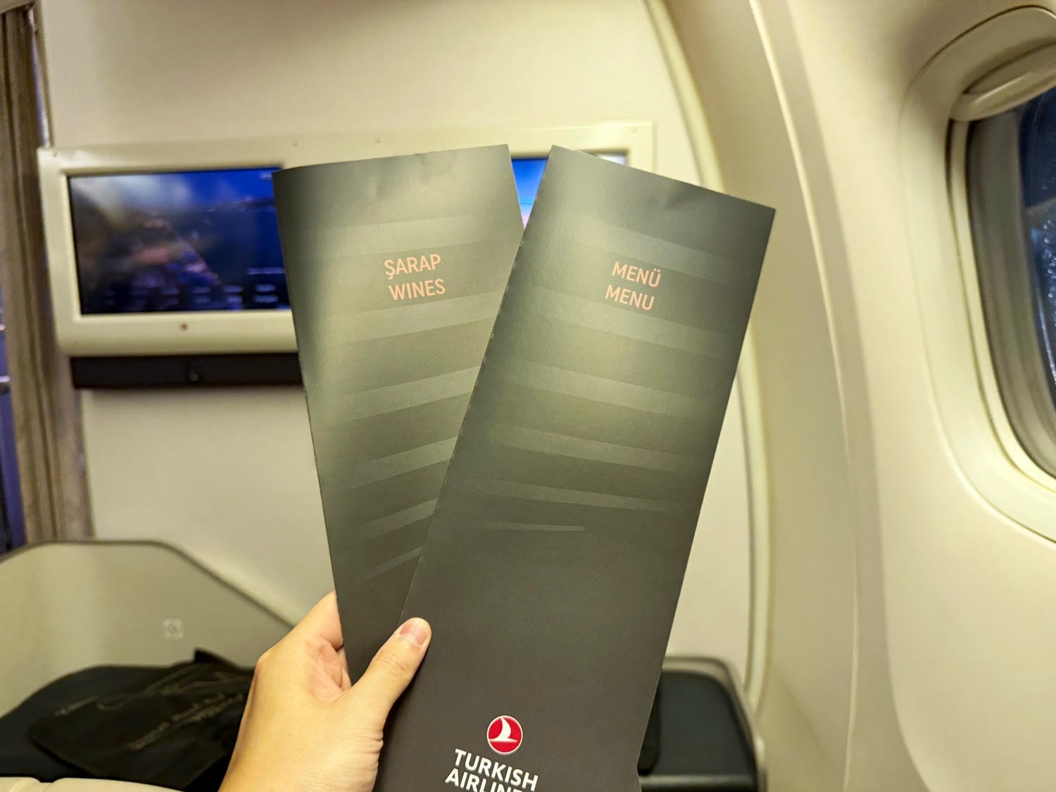 [飛行紀錄]土耳其航空 Turkish Airlines 波音777 商務艙體驗｜前後距離寬敞 全平躺座椅 腳可完整伸直不塞前排｜機上廚師到座位點餐＋有機上Wi-Fi可用｜左右空間偏窄且不一定走道位 商務艙廁所空間真的比較大