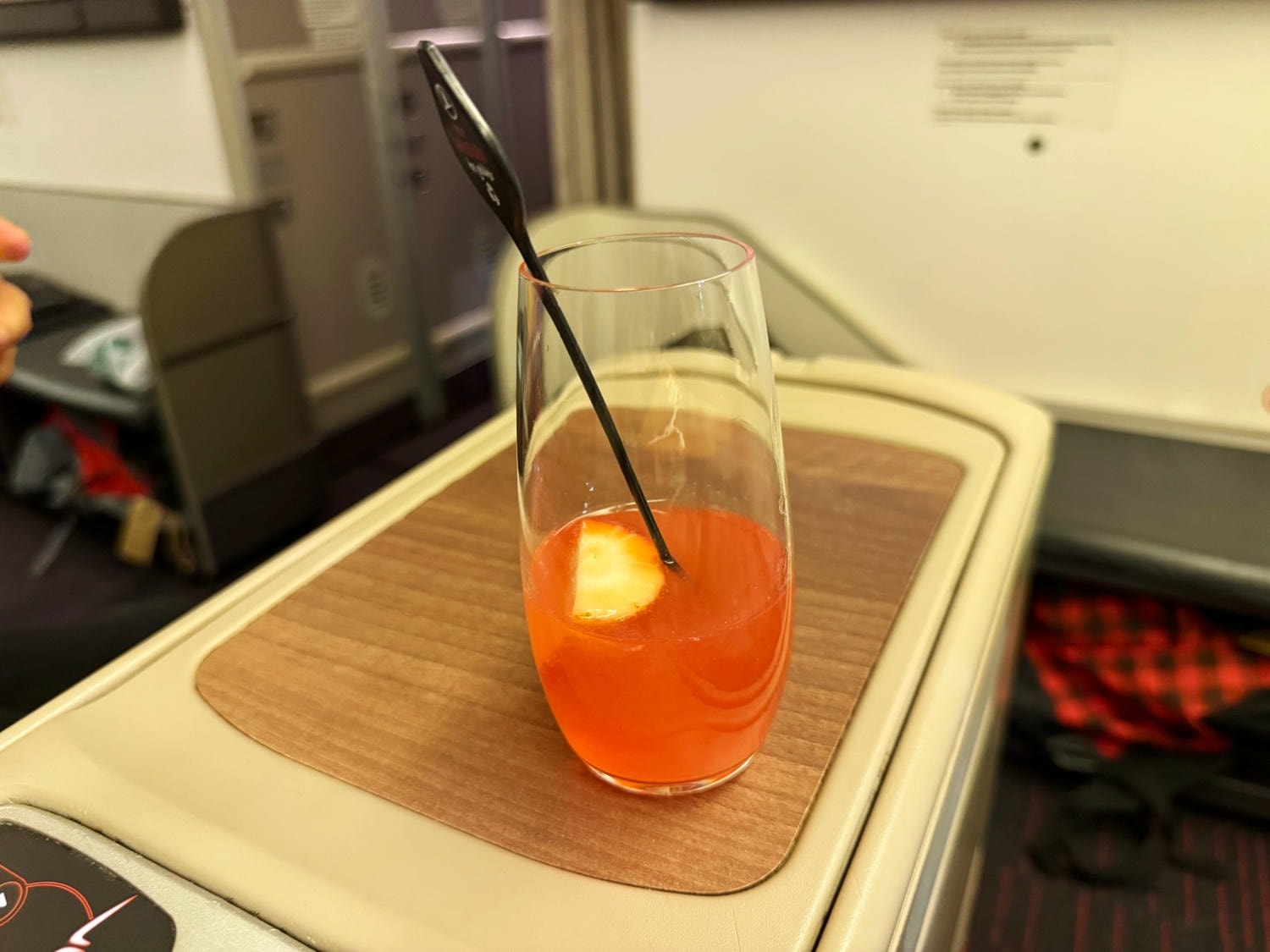 [飛行紀錄]土耳其航空 Turkish Airlines 波音777 商務艙體驗｜前後距離寬敞 全平躺座椅 腳可完整伸直不塞前排｜機上廚師到座位點餐＋有機上Wi-Fi可用｜左右空間偏窄且不一定走道位 商務艙廁所空間真的比較大