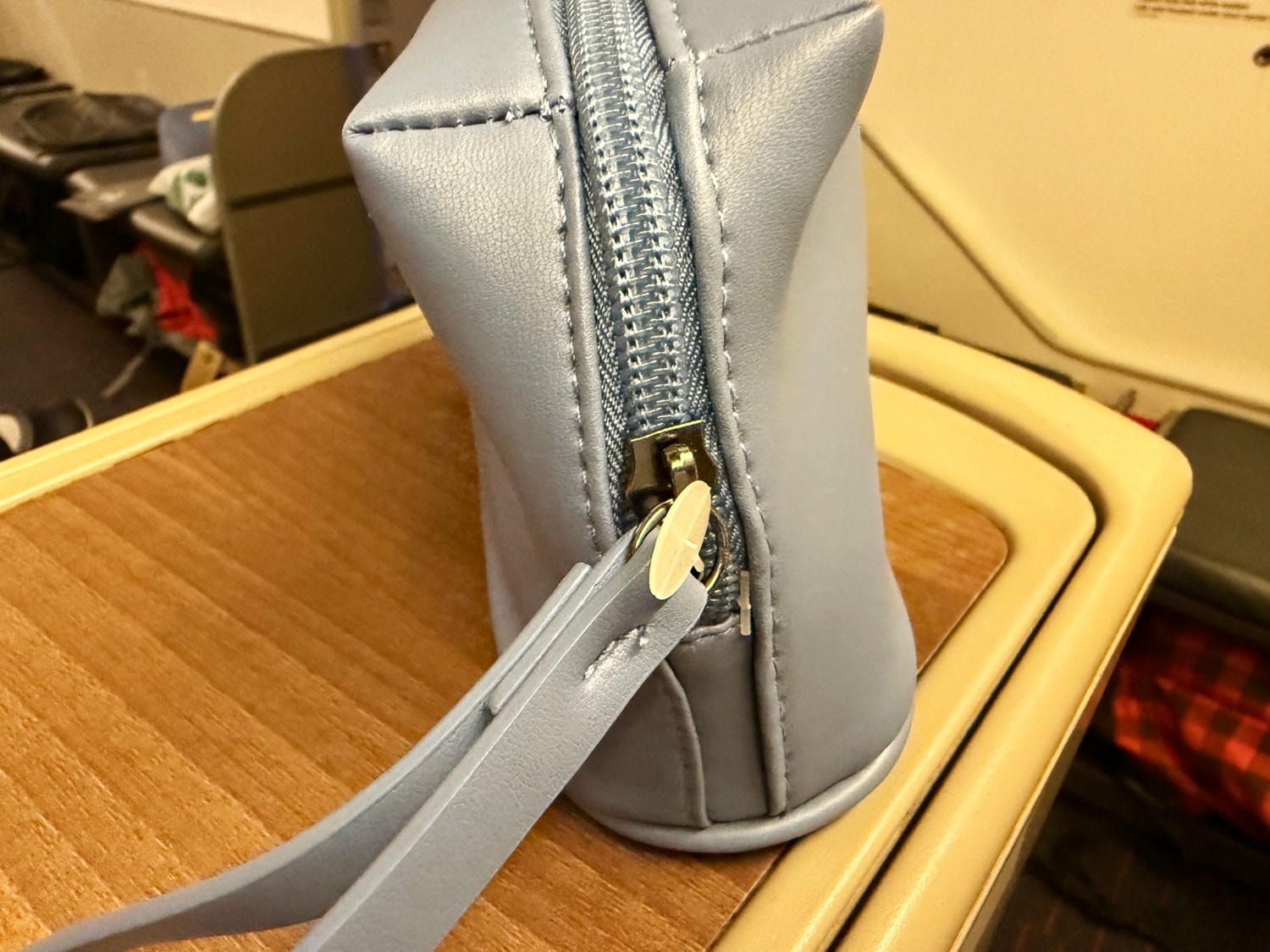 [飛行紀錄]土耳其航空 Turkish Airlines 波音777 商務艙體驗｜前後距離寬敞 全平躺座椅 腳可完整伸直不塞前排｜機上廚師到座位點餐＋有機上Wi-Fi可用｜左右空間偏窄且不一定走道位 商務艙廁所空間真的比較大