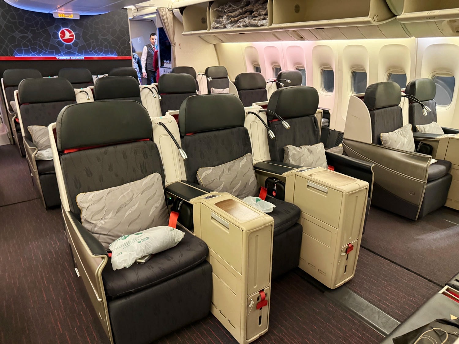 [飛行紀錄]土耳其航空 Turkish Airlines 波音777 商務艙體驗｜前後距離寬敞 全平躺座椅 腳可完整伸直不塞前排｜機上廚師到座位點餐＋有機上Wi-Fi可用｜左右空間偏窄且不一定走道位 商務艙廁所空間真的比較大