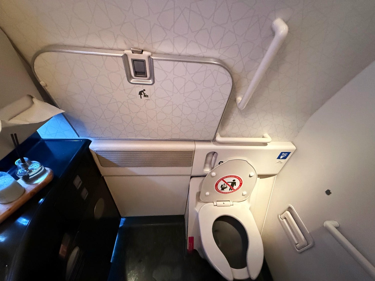 [飛行紀錄]土耳其航空 Turkish Airlines 波音777 商務艙體驗｜前後距離寬敞 全平躺座椅 腳可完整伸直不塞前排｜機上廚師到座位點餐＋有機上Wi-Fi可用｜左右空間偏窄且不一定走道位 商務艙廁所空間真的比較大