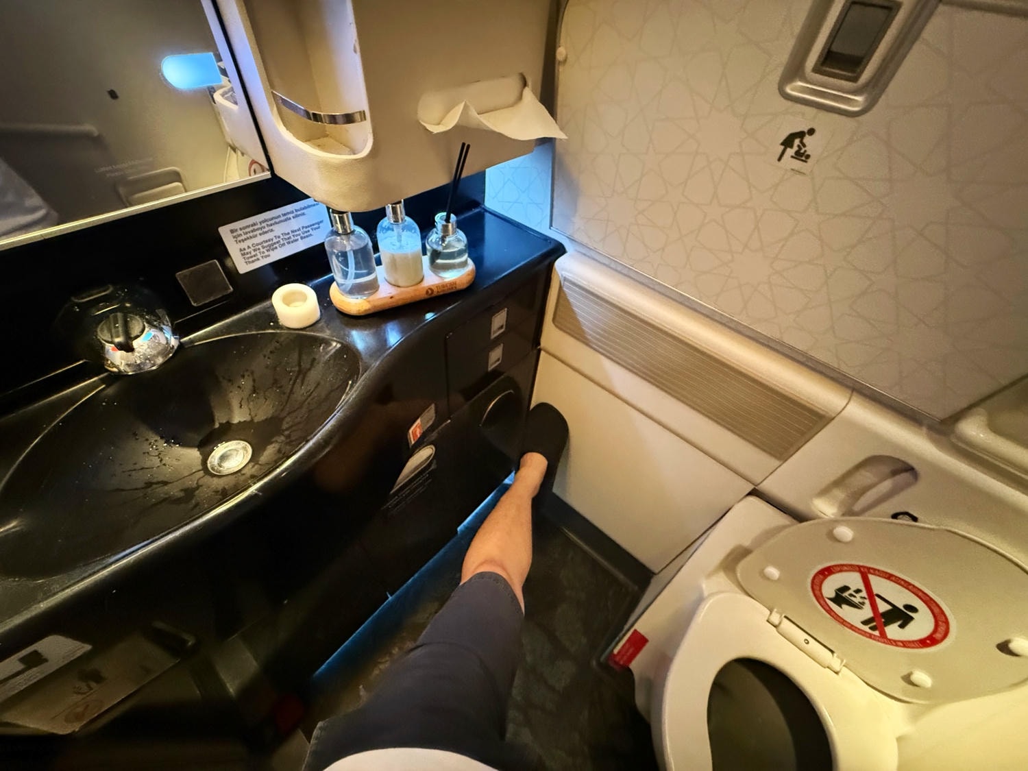 [飛行紀錄]土耳其航空 Turkish Airlines 波音777 商務艙體驗｜前後距離寬敞 全平躺座椅 腳可完整伸直不塞前排｜機上廚師到座位點餐＋有機上Wi-Fi可用｜左右空間偏窄且不一定走道位 商務艙廁所空間真的比較大