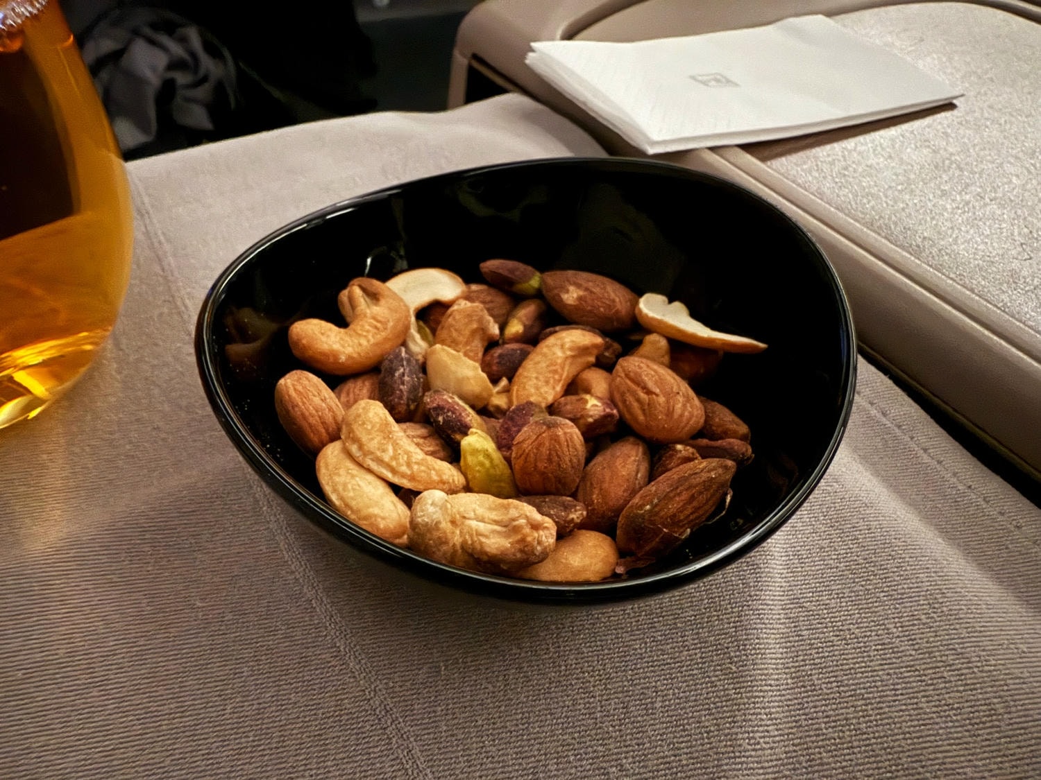 [飛行紀錄]土耳其航空 Turkish Airlines 波音777 商務艙體驗｜前後距離寬敞 全平躺座椅 腳可完整伸直不塞前排｜機上廚師到座位點餐＋有機上Wi-Fi可用｜左右空間偏窄且不一定走道位 商務艙廁所空間真的比較大