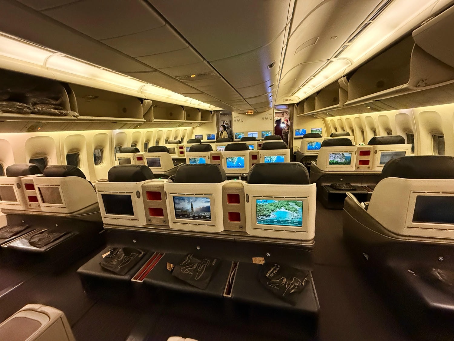 [飛行紀錄]土耳其航空 Turkish Airlines 波音777 商務艙體驗｜前後距離寬敞 全平躺座椅 腳可完整伸直不塞前排｜機上廚師到座位點餐＋有機上Wi-Fi可用｜左右空間偏窄且不一定走道位 商務艙廁所空間真的比較大