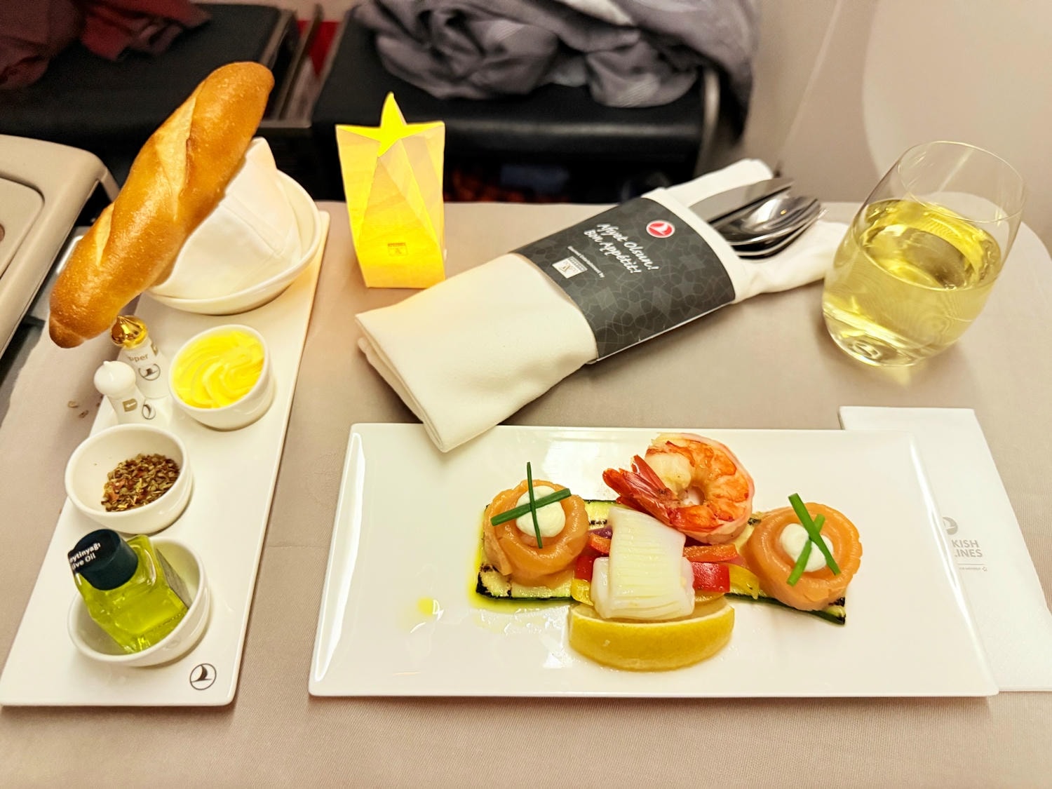 [飛行紀錄]土耳其航空 Turkish Airlines 波音777 商務艙體驗｜前後距離寬敞 全平躺座椅 腳可完整伸直不塞前排｜機上廚師到座位點餐＋有機上Wi-Fi可用｜左右空間偏窄且不一定走道位 商務艙廁所空間真的比較大