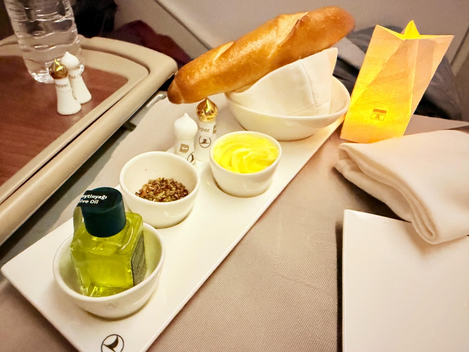 [飛行紀錄]土耳其航空 Turkish Airlines 波音777 商務艙體驗｜前後距離寬敞 全平躺座椅 腳可完整伸直不塞前排｜機上廚師到座位點餐＋有機上Wi-Fi可用｜左右空間偏窄且不一定走道位 商務艙廁所空間真的比較大