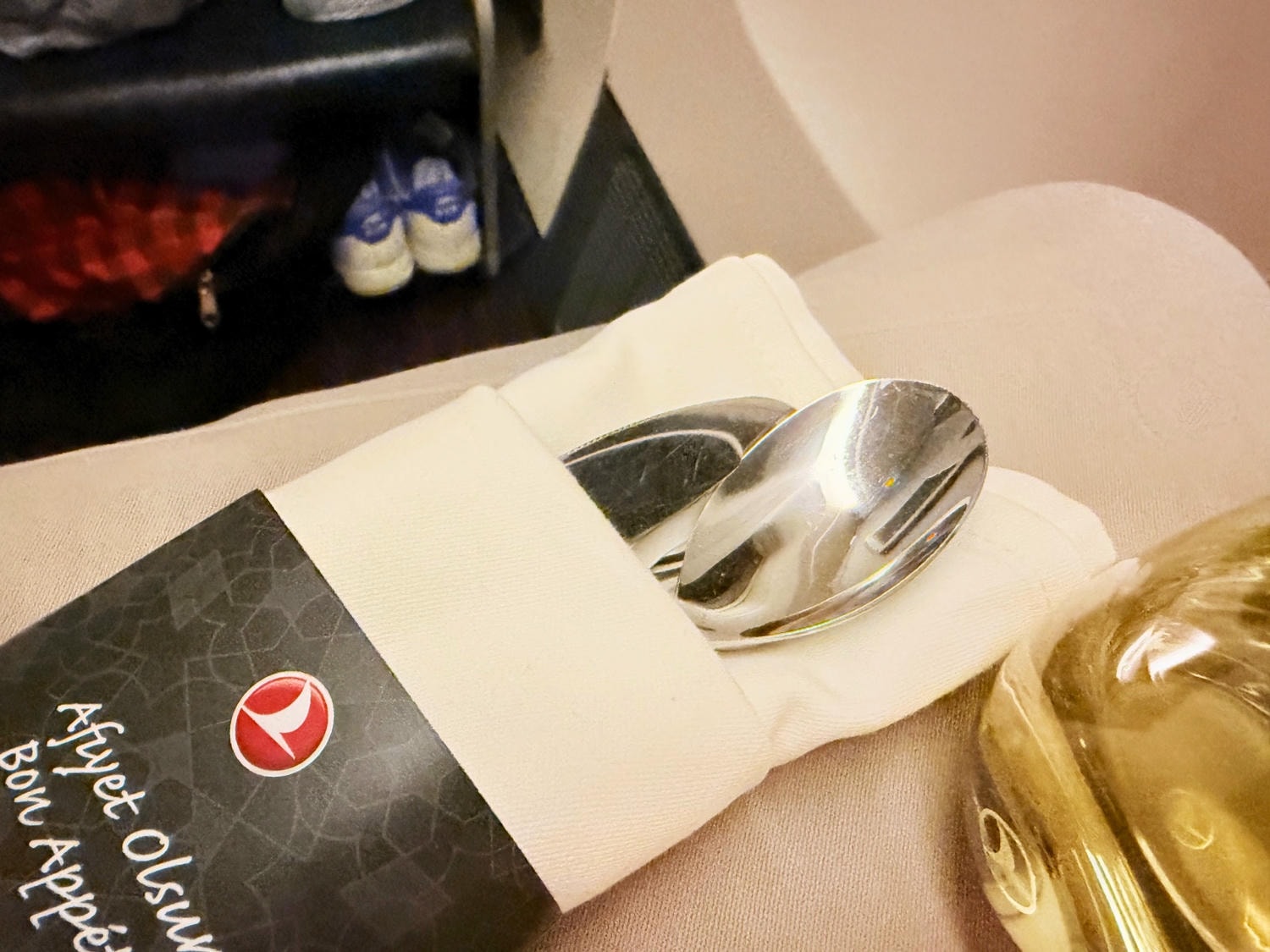 [飛行紀錄]土耳其航空 Turkish Airlines 波音777 商務艙體驗｜前後距離寬敞 全平躺座椅 腳可完整伸直不塞前排｜機上廚師到座位點餐＋有機上Wi-Fi可用｜左右空間偏窄且不一定走道位 商務艙廁所空間真的比較大