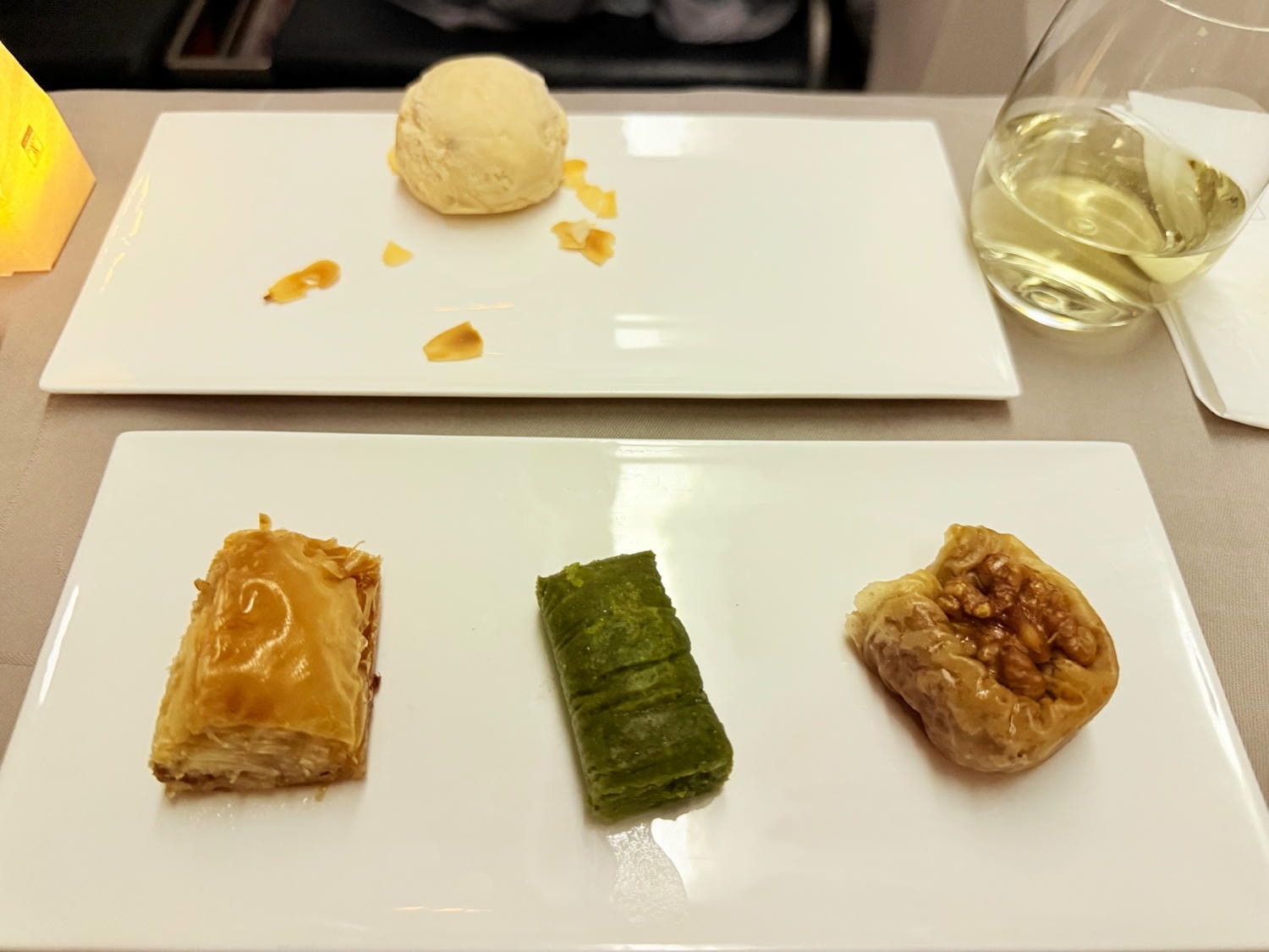 [飛行紀錄]土耳其航空 Turkish Airlines 波音777 商務艙體驗｜前後距離寬敞 全平躺座椅 腳可完整伸直不塞前排｜機上廚師到座位點餐＋有機上Wi-Fi可用｜左右空間偏窄且不一定走道位 商務艙廁所空間真的比較大