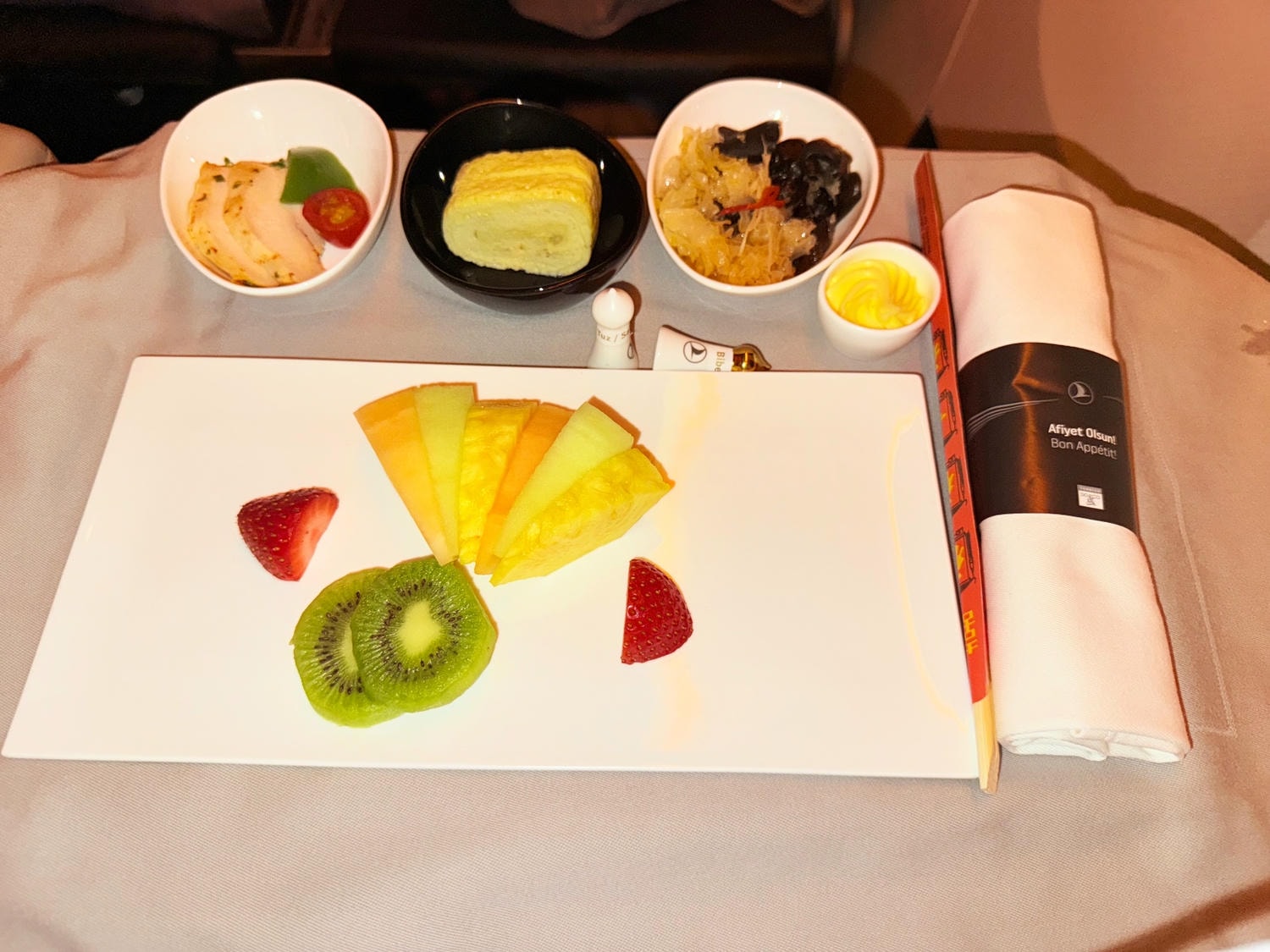 [飛行紀錄]土耳其航空 Turkish Airlines 波音777 商務艙體驗｜前後距離寬敞 全平躺座椅 腳可完整伸直不塞前排｜機上廚師到座位點餐＋有機上Wi-Fi可用｜左右空間偏窄且不一定走道位 商務艙廁所空間真的比較大