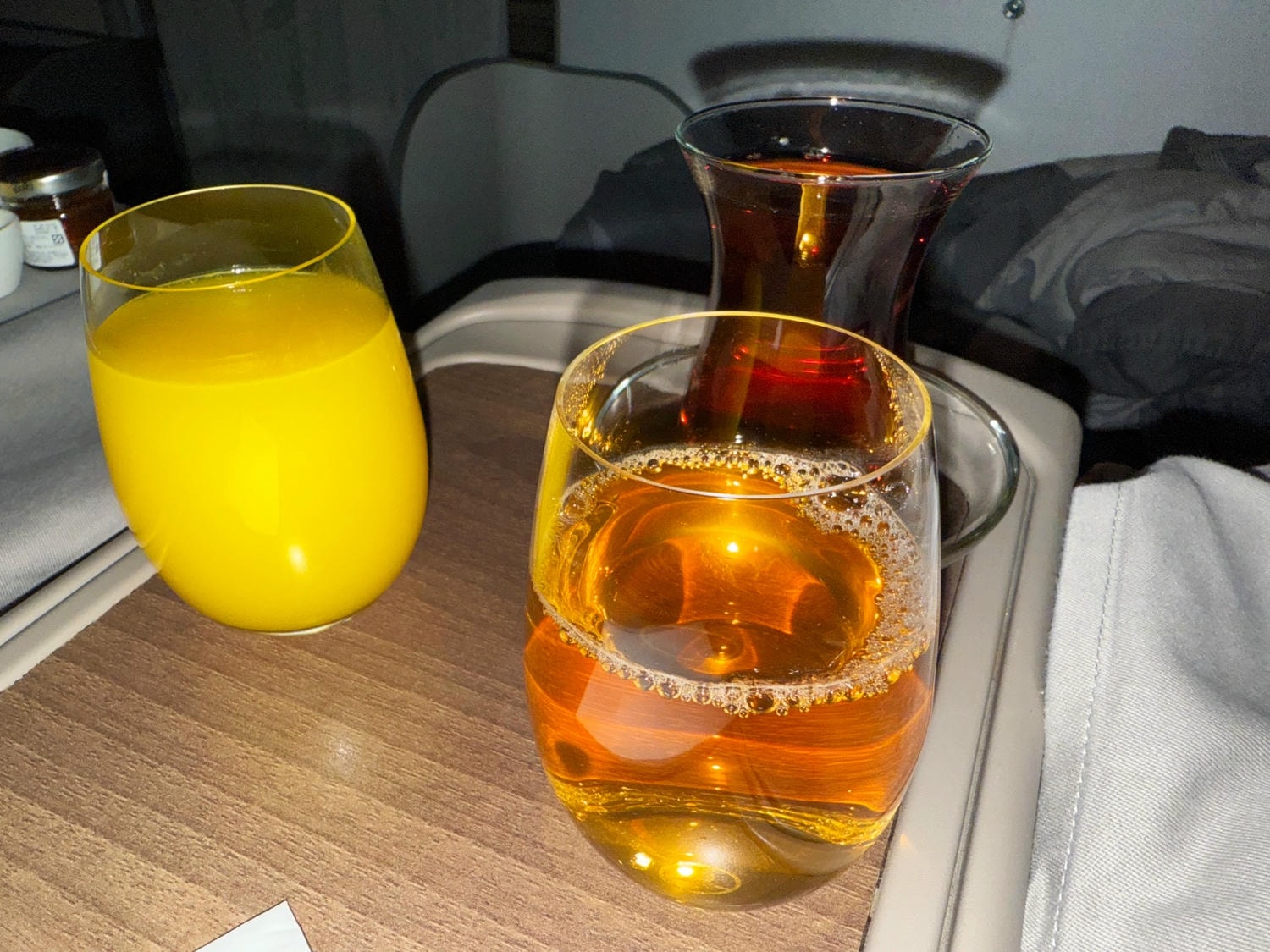 [飛行紀錄]土耳其航空 Turkish Airlines 波音777 商務艙體驗｜前後距離寬敞 全平躺座椅 腳可完整伸直不塞前排｜機上廚師到座位點餐＋有機上Wi-Fi可用｜左右空間偏窄且不一定走道位 商務艙廁所空間真的比較大