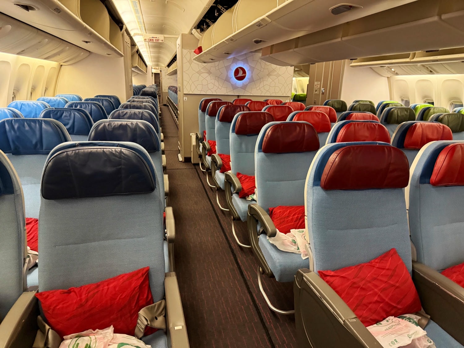 [飛行紀錄]土耳其航空 Turkish Airlines 波音777 商務艙體驗｜前後距離寬敞 全平躺座椅 腳可完整伸直不塞前排｜機上廚師到座位點餐＋有機上Wi-Fi可用｜左右空間偏窄且不一定走道位 商務艙廁所空間真的比較大