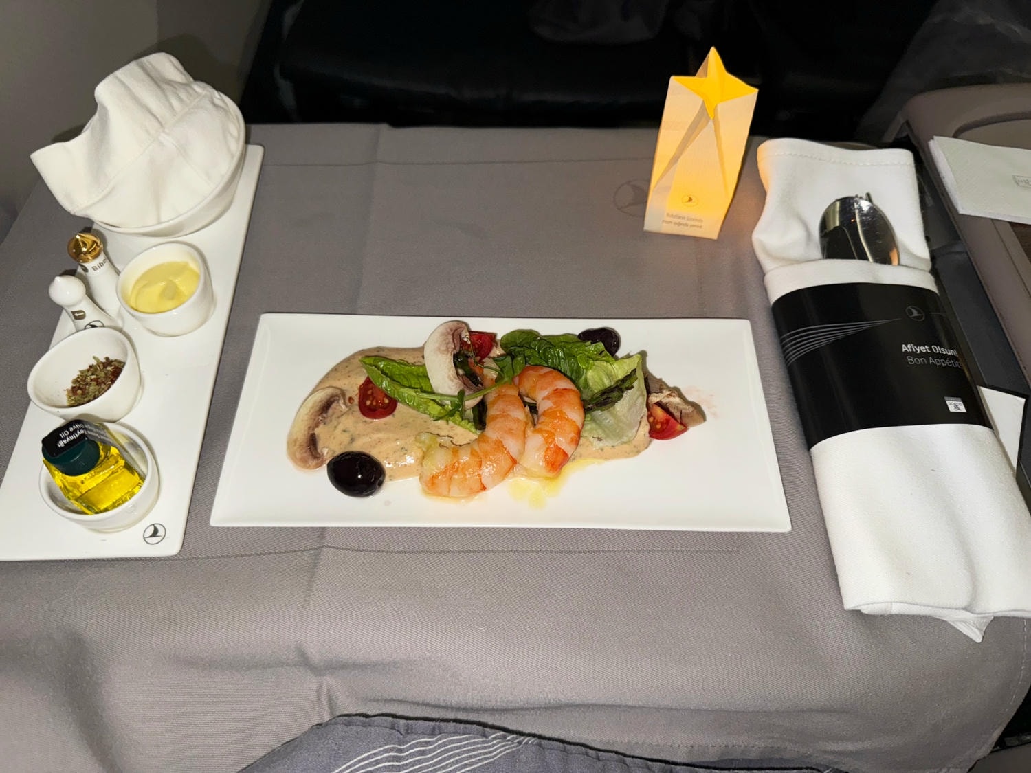[飛行紀錄]土耳其航空 Turkish Airlines 波音777 商務艙體驗｜前後距離寬敞 全平躺座椅 腳可完整伸直不塞前排｜機上廚師到座位點餐＋有機上Wi-Fi可用｜左右空間偏窄且不一定走道位 商務艙廁所空間真的比較大