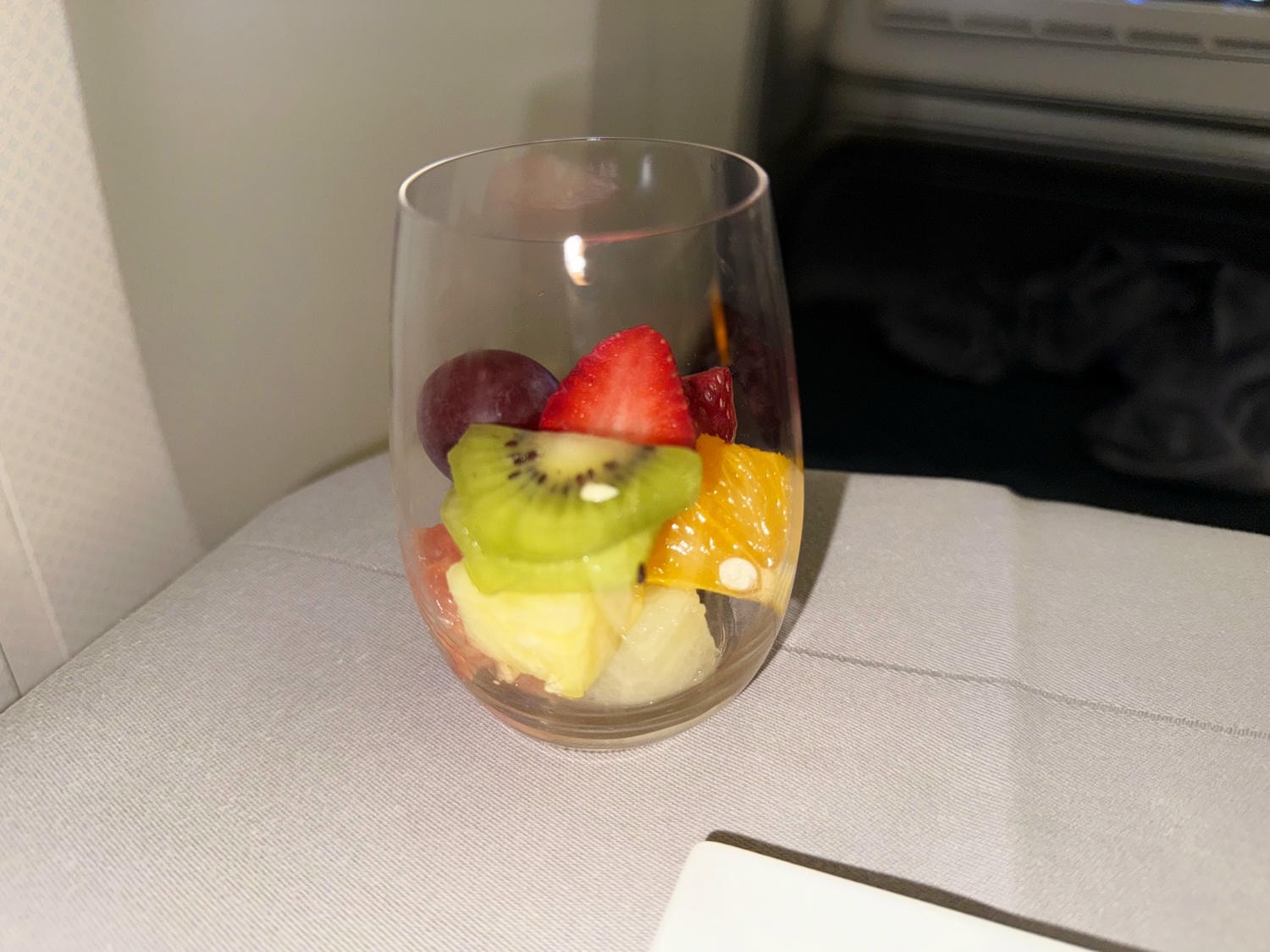 [飛行紀錄]土耳其航空 Turkish Airlines 波音777 商務艙體驗｜前後距離寬敞 全平躺座椅 腳可完整伸直不塞前排｜機上廚師到座位點餐＋有機上Wi-Fi可用｜左右空間偏窄且不一定走道位 商務艙廁所空間真的比較大