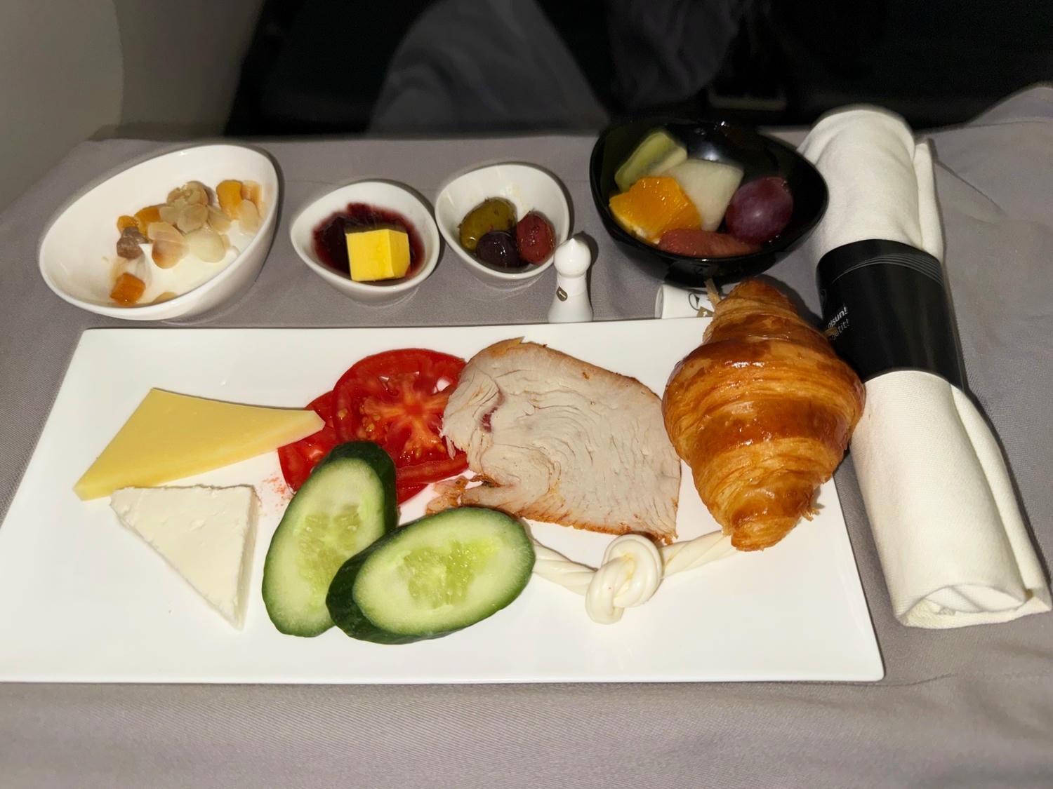 [飛行紀錄]土耳其航空 Turkish Airlines 波音777 商務艙體驗｜前後距離寬敞 全平躺座椅 腳可完整伸直不塞前排｜機上廚師到座位點餐＋有機上Wi-Fi可用｜左右空間偏窄且不一定走道位 商務艙廁所空間真的比較大
