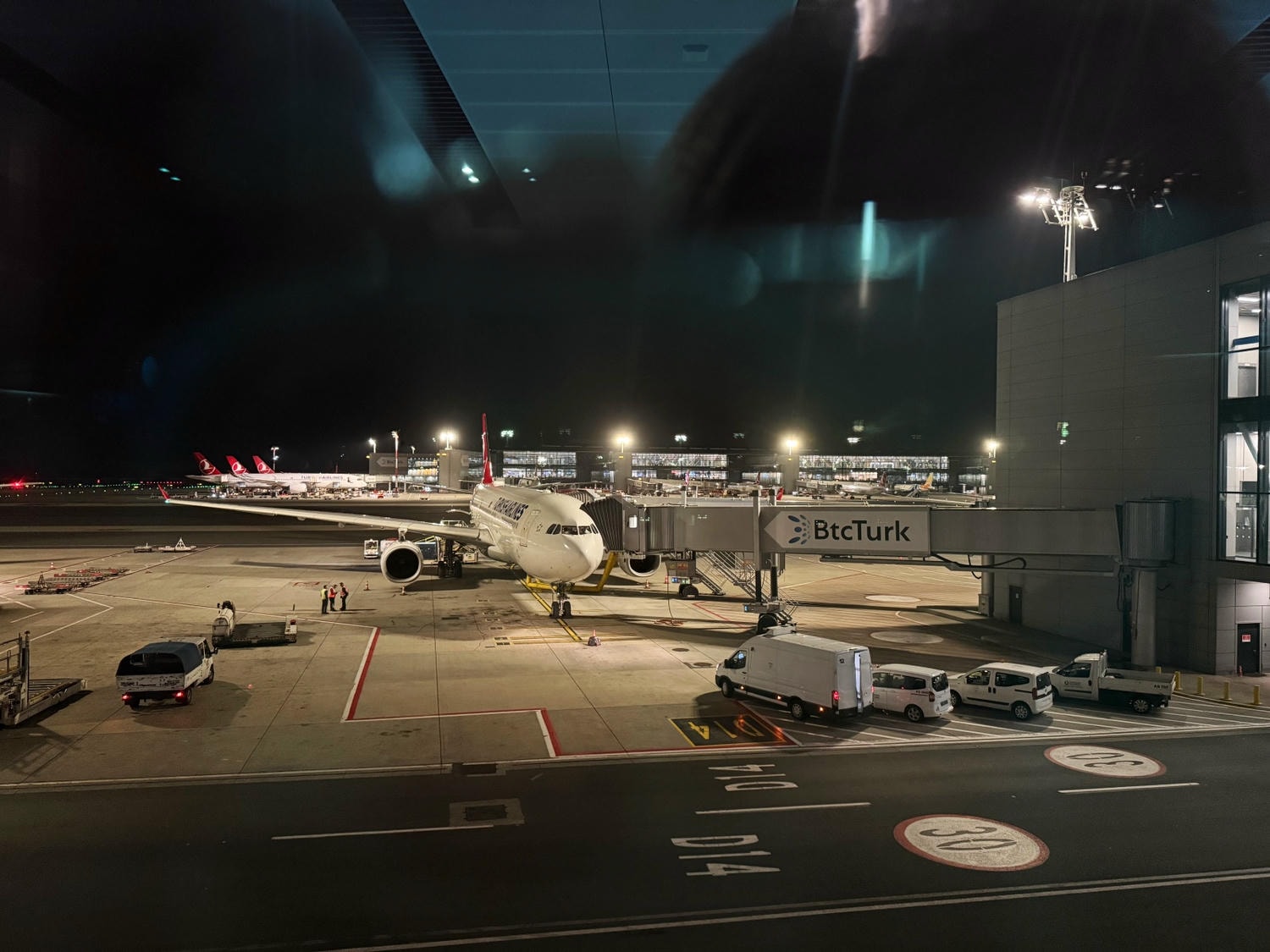 [飛行紀錄]土耳其航空 Turkish Airlines 波音777 商務艙體驗｜前後距離寬敞 全平躺座椅 腳可完整伸直不塞前排｜機上廚師到座位點餐＋有機上Wi-Fi可用｜左右空間偏窄且不一定走道位 商務艙廁所空間真的比較大