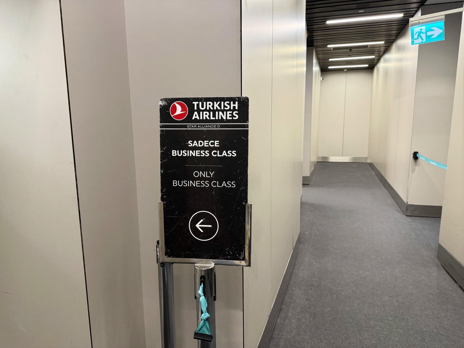 [飛行紀錄]土耳其航空 Turkish Airlines 波音777 商務艙體驗｜前後距離寬敞 全平躺座椅 腳可完整伸直不塞前排｜機上廚師到座位點餐＋有機上Wi-Fi可用｜左右空間偏窄且不一定走道位 商務艙廁所空間真的比較大