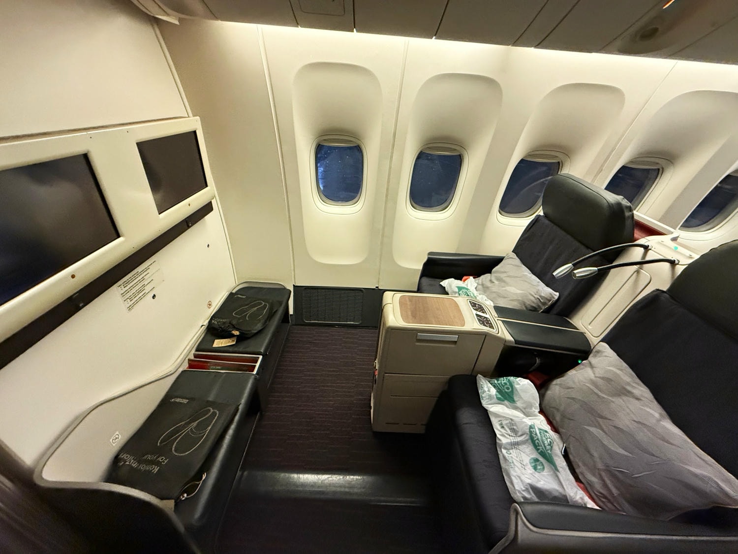 [飛行紀錄]土耳其航空 Turkish Airlines 波音777 商務艙體驗｜前後距離寬敞 全平躺座椅 腳可完整伸直不塞前排｜機上廚師到座位點餐＋有機上Wi-Fi可用｜左右空間偏窄且不一定走道位 商務艙廁所空間真的比較大