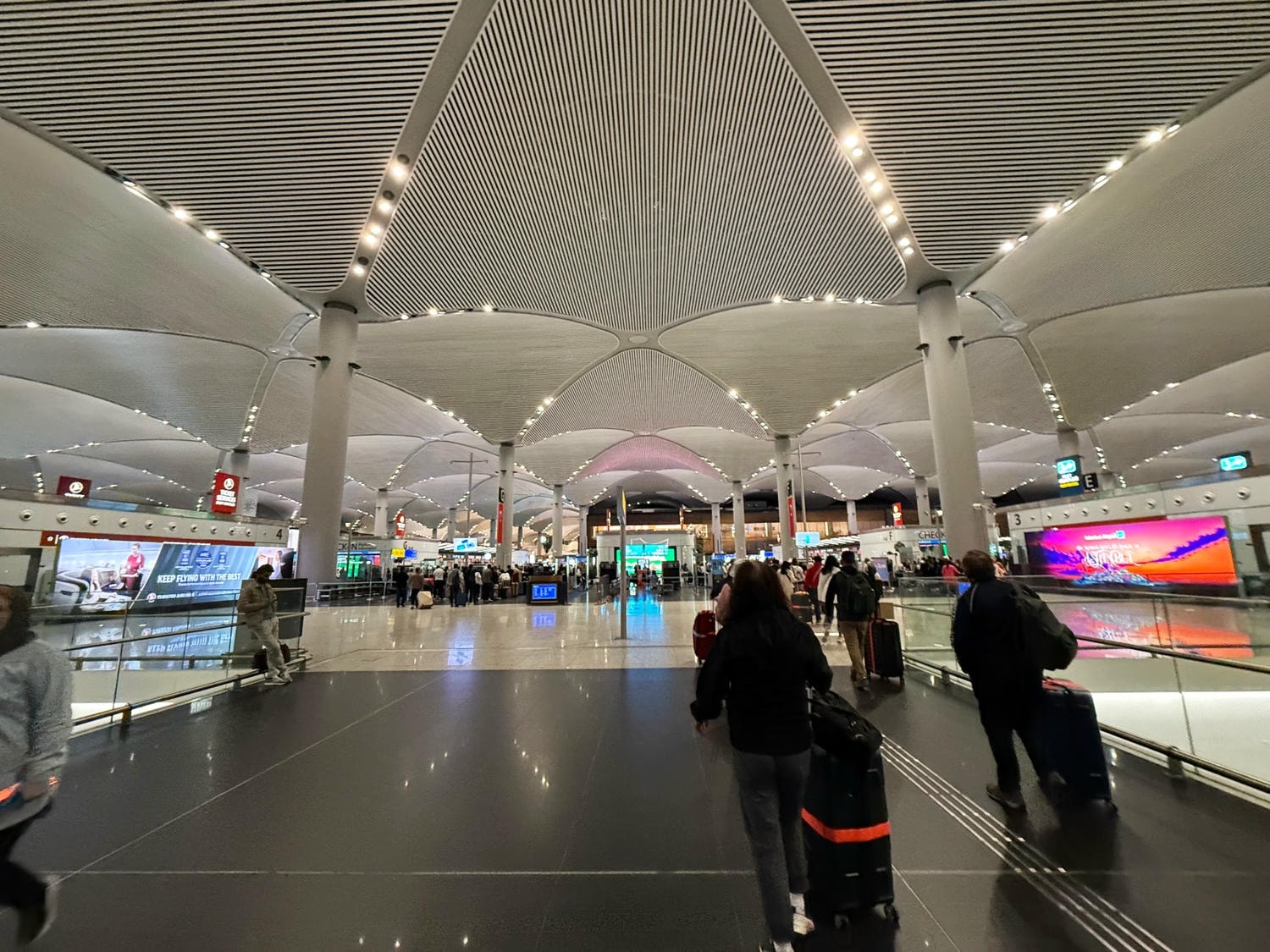 [飛行紀錄]土耳其航空 Turkish Airlines 波音777 商務艙體驗｜前後距離寬敞 全平躺座椅 腳可完整伸直不塞前排｜機上廚師到座位點餐＋有機上Wi-Fi可用｜左右空間偏窄且不一定走道位 商務艙廁所空間真的比較大