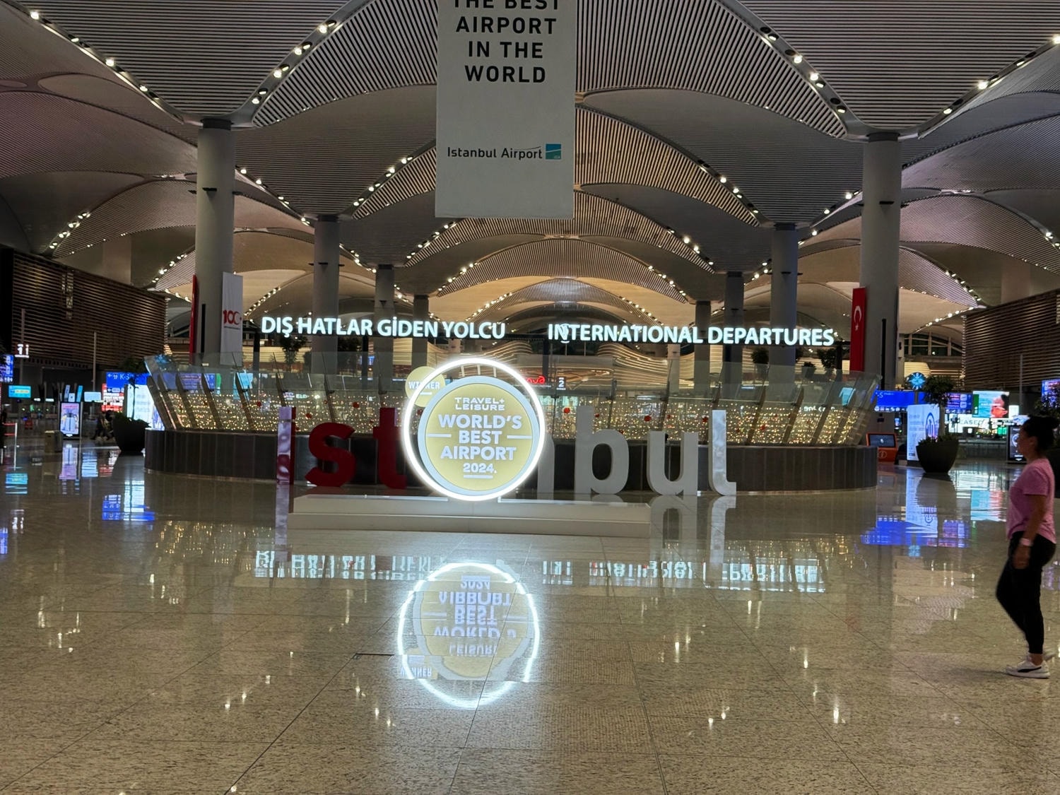 [飛行紀錄]土耳其航空 Turkish Airlines 波音777 商務艙體驗｜前後距離寬敞 全平躺座椅 腳可完整伸直不塞前排｜機上廚師到座位點餐＋有機上Wi-Fi可用｜左右空間偏窄且不一定走道位 商務艙廁所空間真的比較大