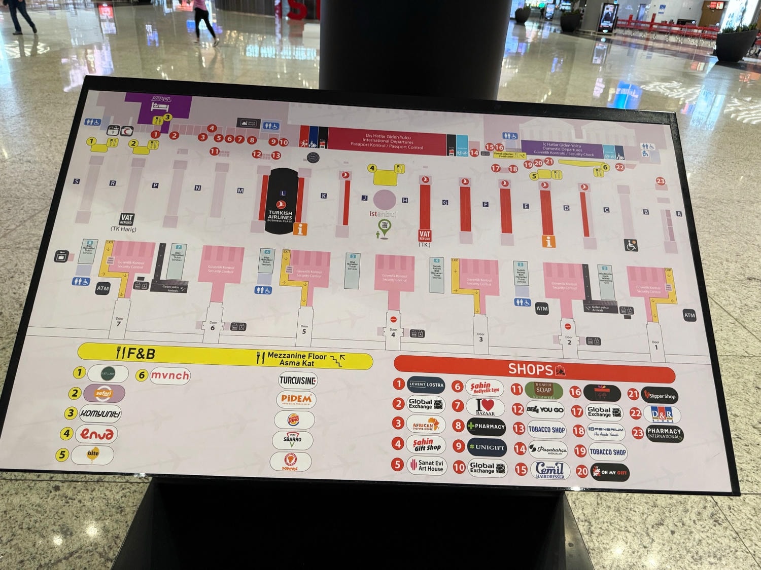[飛行紀錄]土耳其航空 Turkish Airlines 波音777 商務艙體驗｜前後距離寬敞 全平躺座椅 腳可完整伸直不塞前排｜機上廚師到座位點餐＋有機上Wi-Fi可用｜左右空間偏窄且不一定走道位 商務艙廁所空間真的比較大