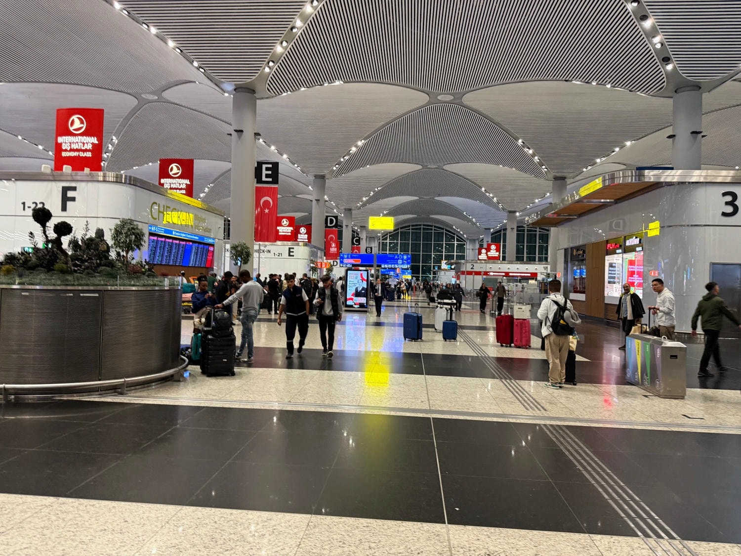 [飛行紀錄]土耳其航空 Turkish Airlines 波音777 商務艙體驗｜前後距離寬敞 全平躺座椅 腳可完整伸直不塞前排｜機上廚師到座位點餐＋有機上Wi-Fi可用｜左右空間偏窄且不一定走道位 商務艙廁所空間真的比較大