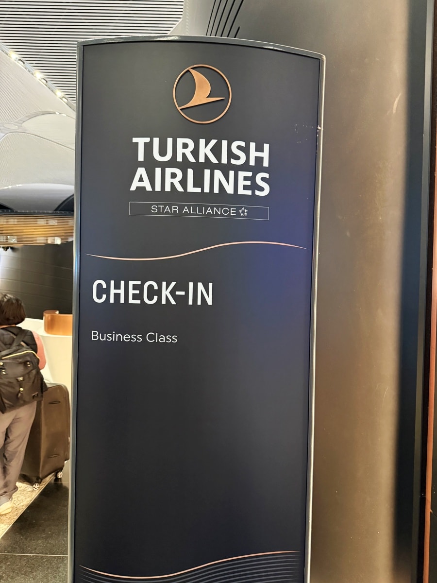 [飛行紀錄]土耳其航空 Turkish Airlines 波音777 商務艙體驗｜前後距離寬敞 全平躺座椅 腳可完整伸直不塞前排｜機上廚師到座位點餐＋有機上Wi-Fi可用｜左右空間偏窄且不一定走道位 商務艙廁所空間真的比較大