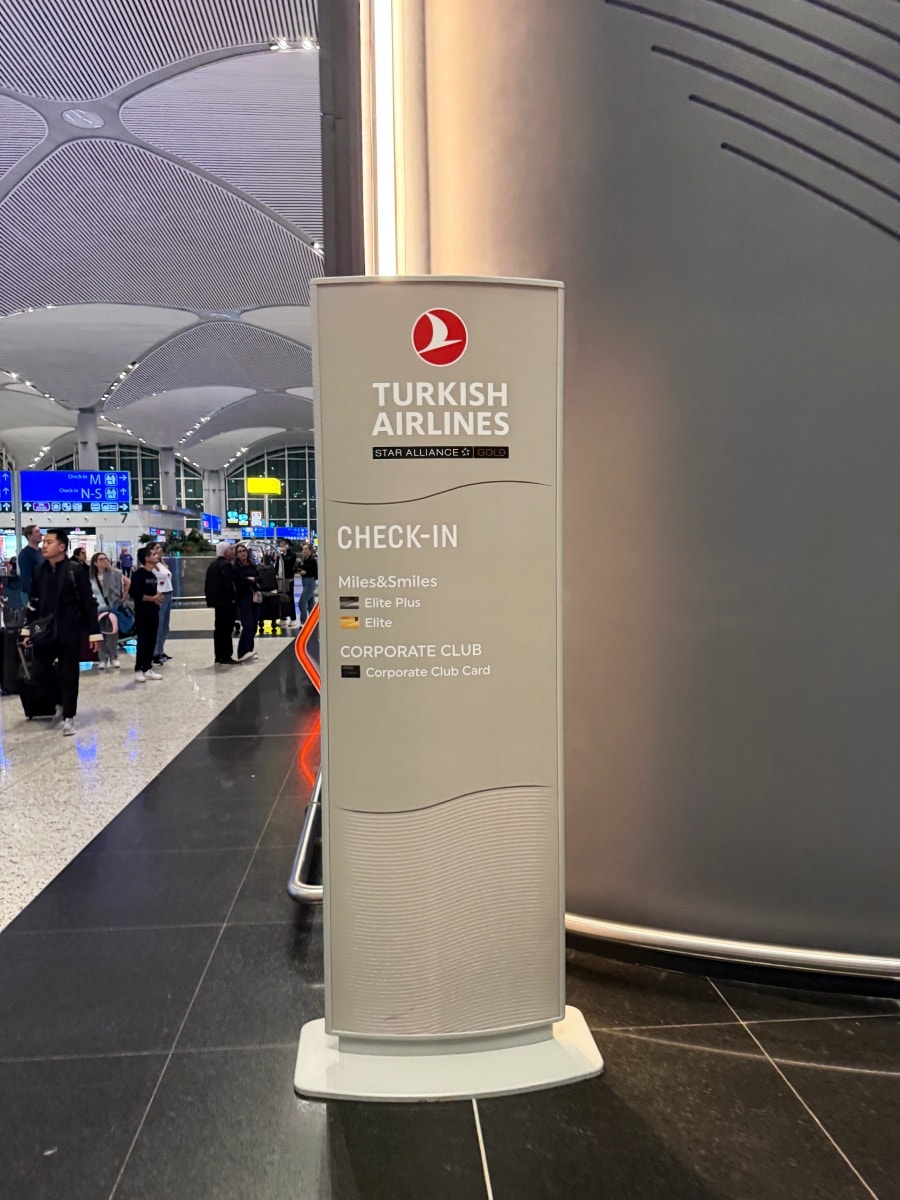 [飛行紀錄]土耳其航空 Turkish Airlines 波音777 商務艙體驗｜前後距離寬敞 全平躺座椅 腳可完整伸直不塞前排｜機上廚師到座位點餐＋有機上Wi-Fi可用｜左右空間偏窄且不一定走道位 商務艙廁所空間真的比較大