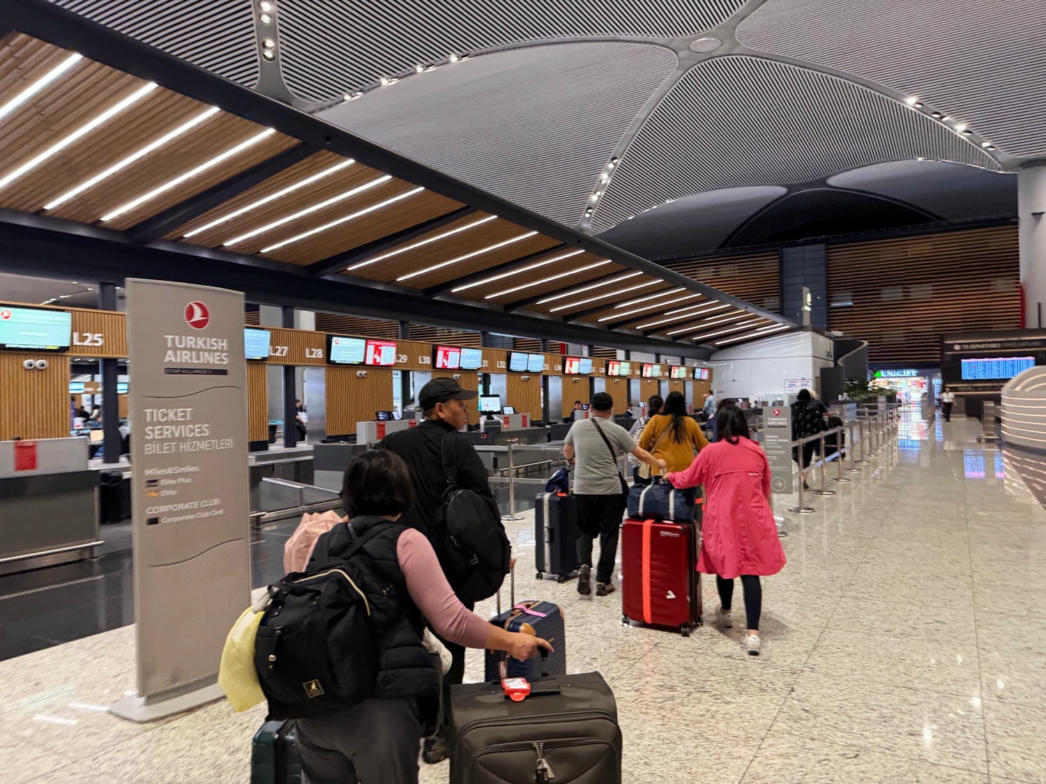 [飛行紀錄]土耳其航空 Turkish Airlines 波音777 商務艙體驗｜前後距離寬敞 全平躺座椅 腳可完整伸直不塞前排｜機上廚師到座位點餐＋有機上Wi-Fi可用｜左右空間偏窄且不一定走道位 商務艙廁所空間真的比較大