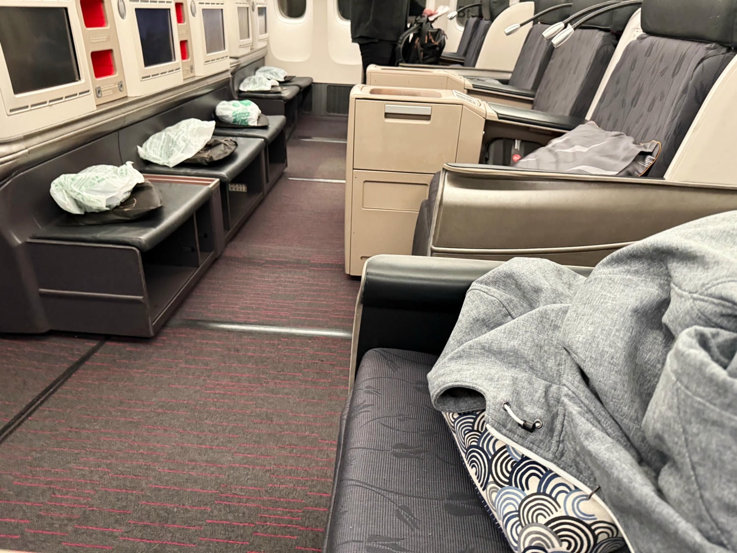 [飛行紀錄]土耳其航空 Turkish Airlines 波音777 商務艙體驗｜前後距離寬敞 全平躺座椅 腳可完整伸直不塞前排｜機上廚師到座位點餐＋有機上Wi-Fi可用｜左右空間偏窄且不一定走道位 商務艙廁所空間真的比較大