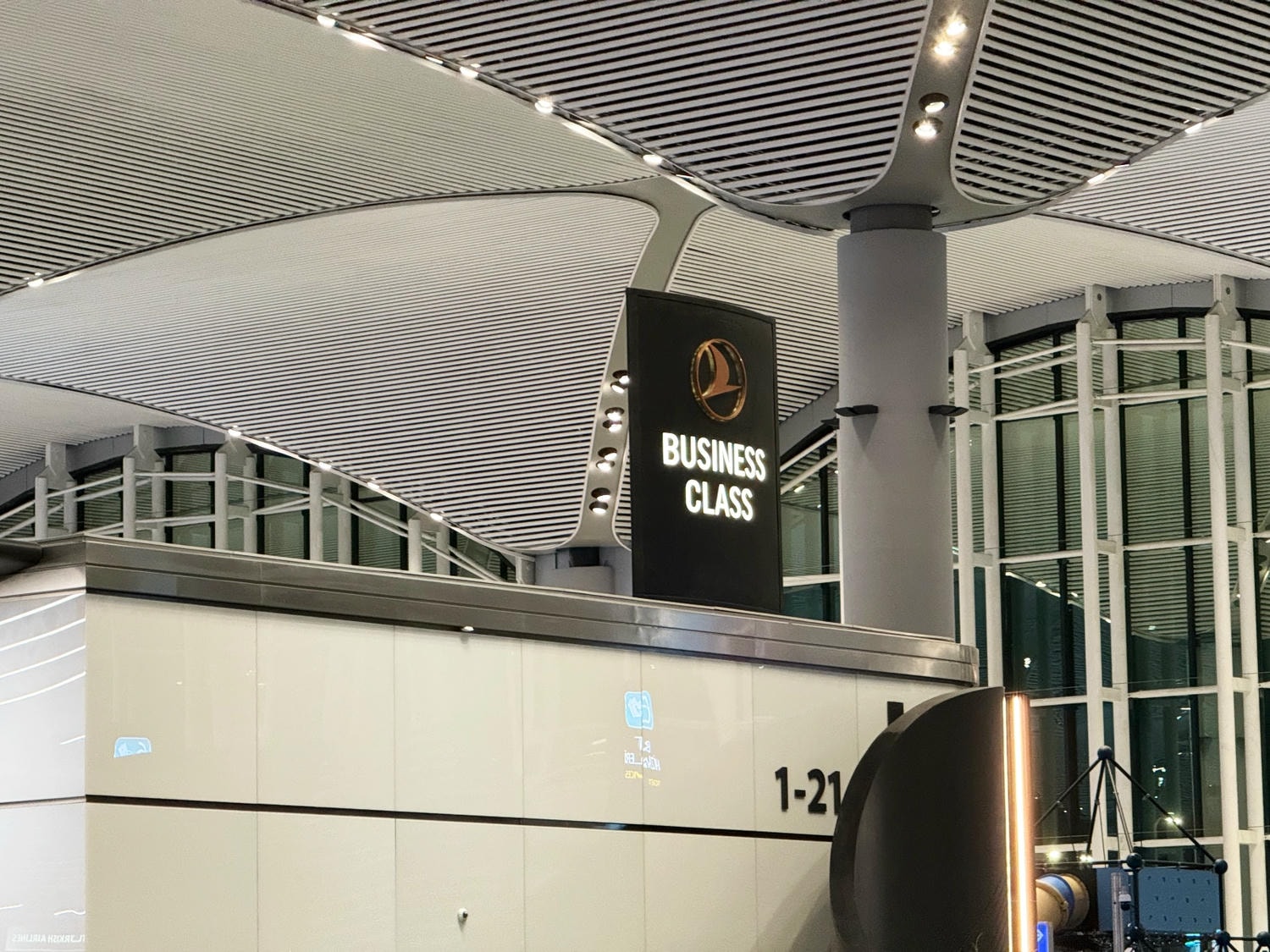 [飛行紀錄]土耳其航空 Turkish Airlines 波音777 商務艙體驗｜前後距離寬敞 全平躺座椅 腳可完整伸直不塞前排｜機上廚師到座位點餐＋有機上Wi-Fi可用｜左右空間偏窄且不一定走道位 商務艙廁所空間真的比較大