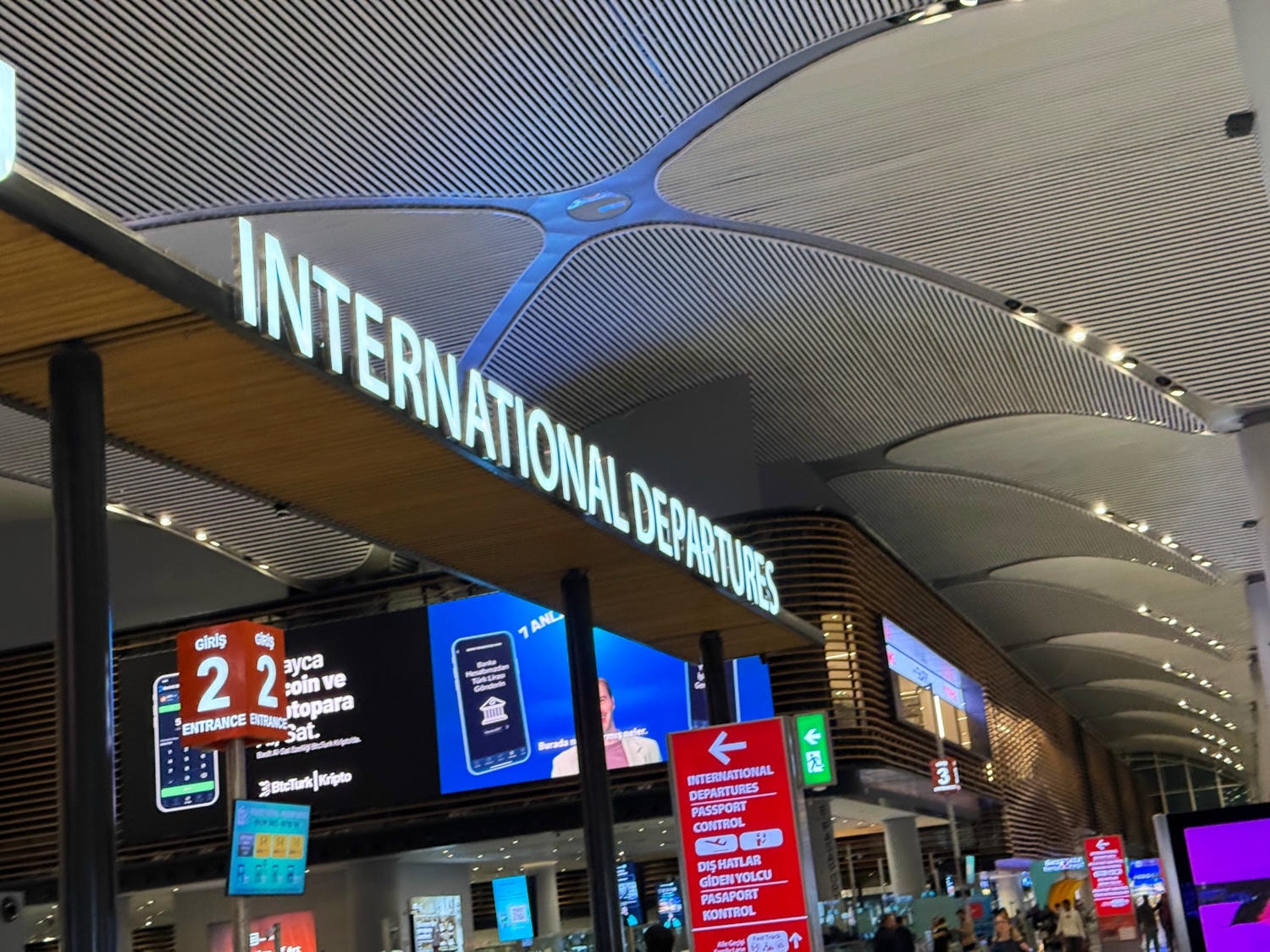 [飛行紀錄]土耳其航空 Turkish Airlines 波音777 商務艙體驗｜前後距離寬敞 全平躺座椅 腳可完整伸直不塞前排｜機上廚師到座位點餐＋有機上Wi-Fi可用｜左右空間偏窄且不一定走道位 商務艙廁所空間真的比較大