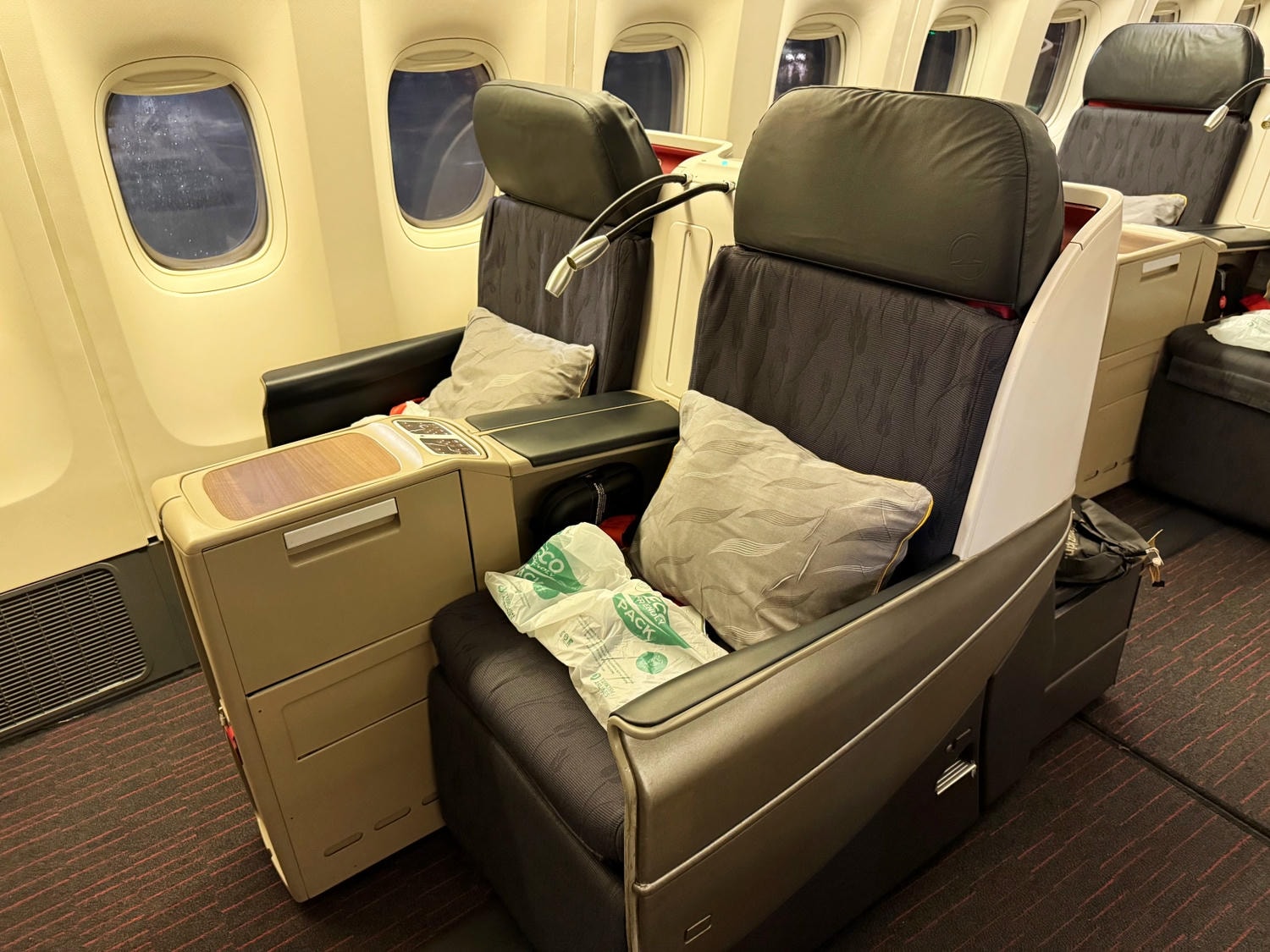 [飛行紀錄]土耳其航空 Turkish Airlines 波音777 商務艙體驗｜前後距離寬敞 全平躺座椅 腳可完整伸直不塞前排｜機上廚師到座位點餐＋有機上Wi-Fi可用｜左右空間偏窄且不一定走道位 商務艙廁所空間真的比較大
