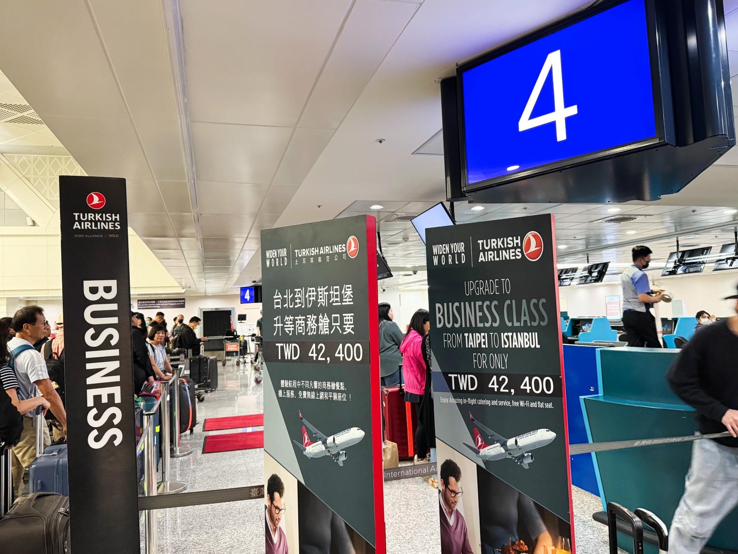 [飛行紀錄]土耳其航空 Turkish Airlines 波音777 商務艙體驗｜前後距離寬敞 全平躺座椅 腳可完整伸直不塞前排｜機上廚師到座位點餐＋有機上Wi-Fi可用｜左右空間偏窄且不一定走道位 商務艙廁所空間真的比較大