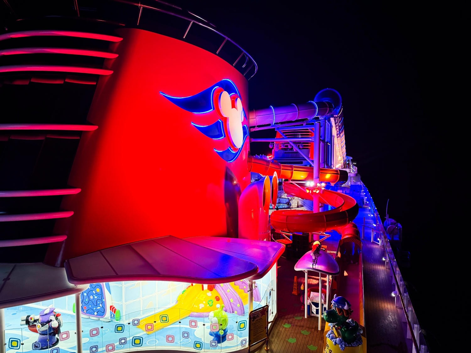 [迪士尼郵輪]什麼是迪士尼郵輪 為什麼會手忙腳亂 第一次搭 Disney Cruise Line 新手必看攻略｜船名航線怎麼選 主題餐廳怎麼玩｜登船規則與常見問題整理