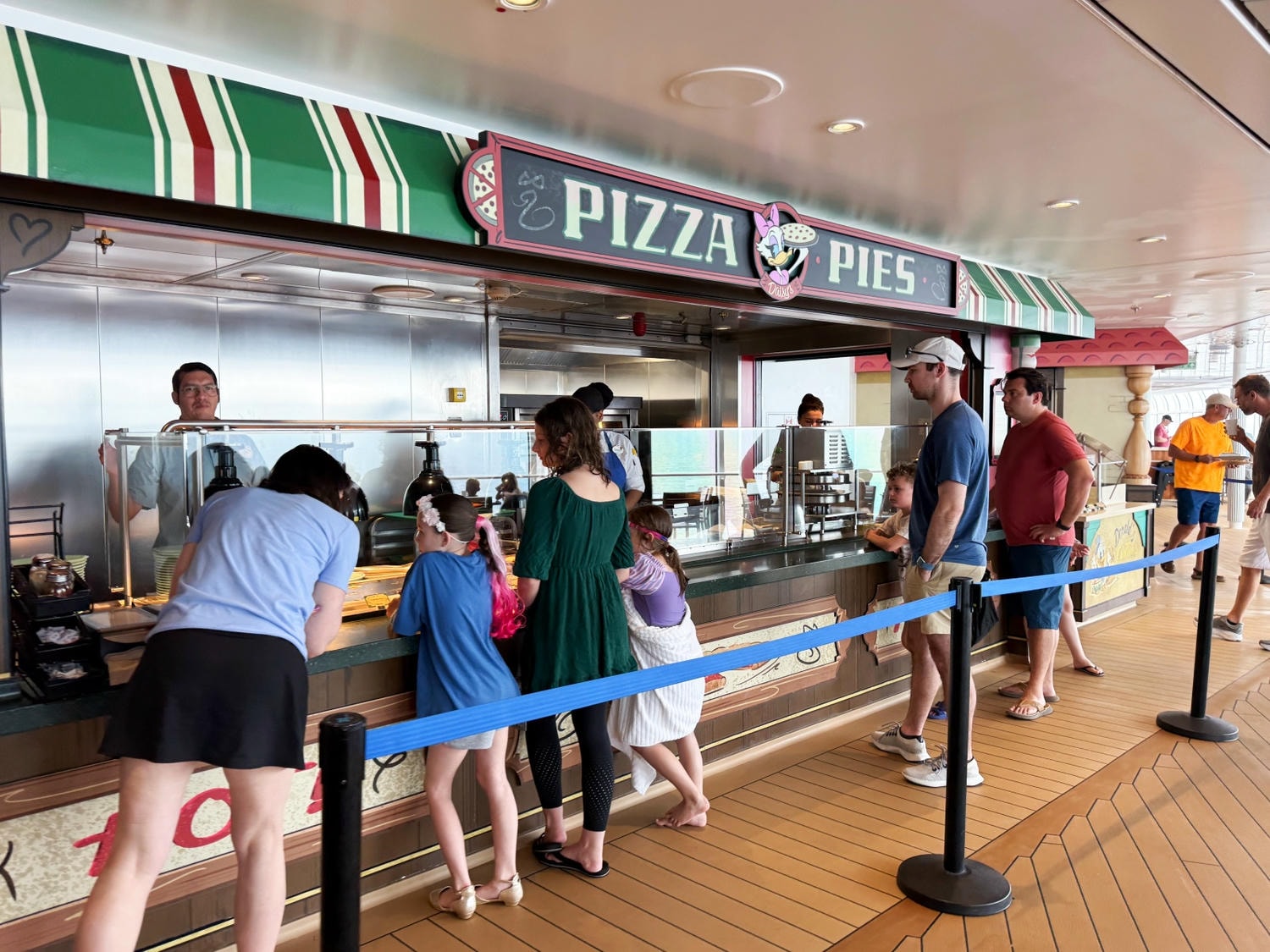 [迪士尼郵輪]什麼是迪士尼郵輪 為什麼會手忙腳亂 第一次搭 Disney Cruise Line 新手必看攻略｜船名航線怎麼選 主題餐廳怎麼玩｜登船規則與常見問題整理