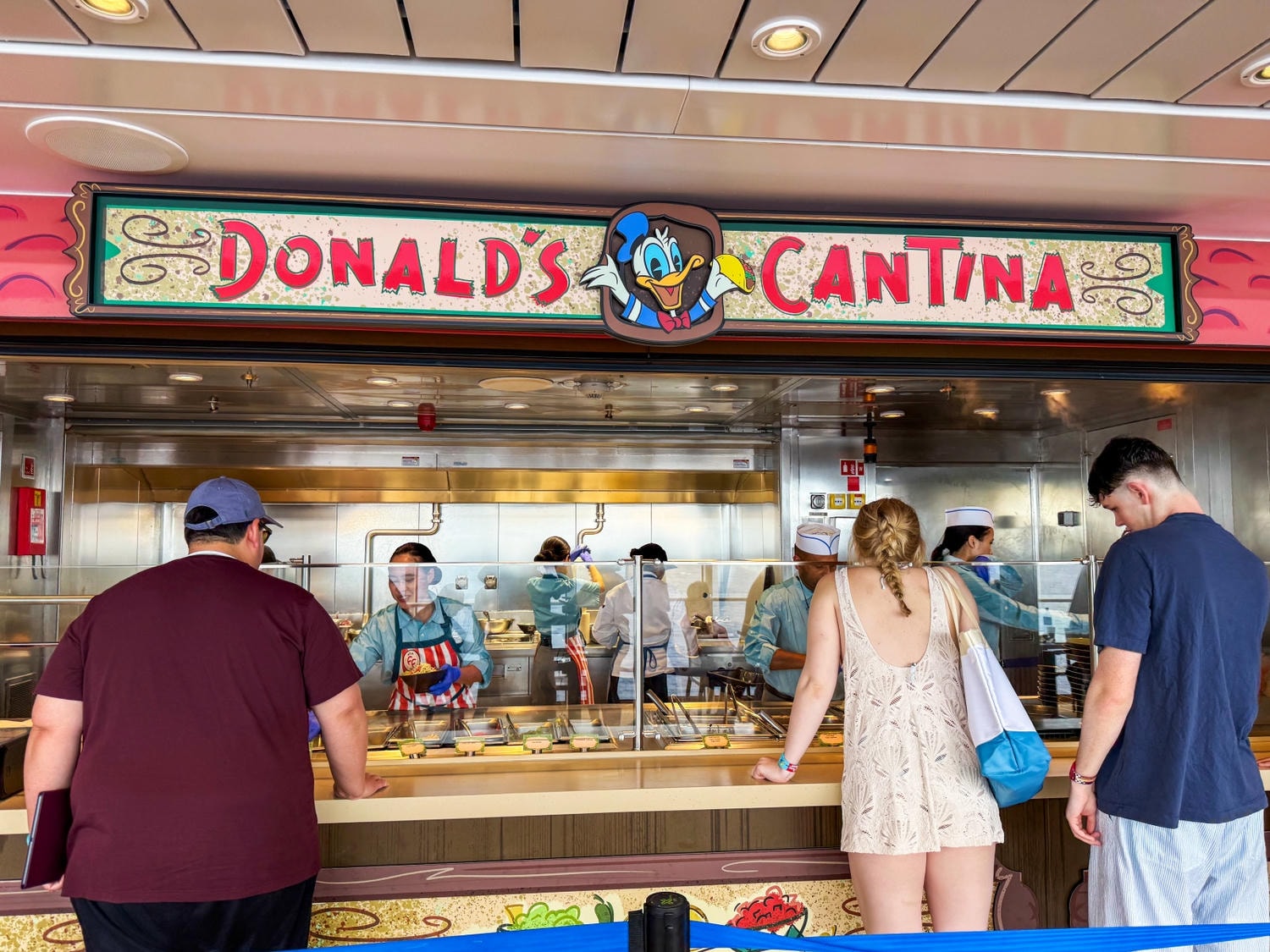 [迪士尼郵輪]什麼是迪士尼郵輪 為什麼會手忙腳亂 第一次搭 Disney Cruise Line 新手必看攻略｜船名航線怎麼選 主題餐廳怎麼玩｜登船規則與常見問題整理
