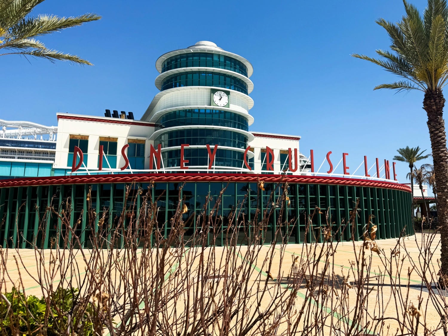 [迪士尼郵輪]什麼是迪士尼郵輪 為什麼會手忙腳亂 第一次搭 Disney Cruise Line 新手必看攻略｜船名航線怎麼選 主題餐廳怎麼玩｜登船規則與常見問題整理
