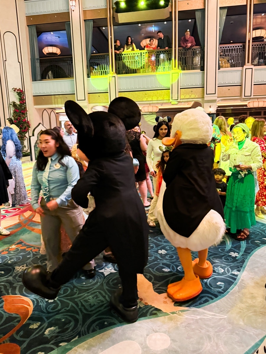 [迪士尼郵輪]什麼是迪士尼郵輪 為什麼會手忙腳亂 第一次搭 Disney Cruise Line 新手必看攻略｜船名航線怎麼選 主題餐廳怎麼玩｜登船規則與常見問題整理