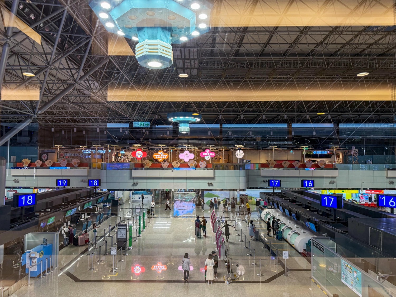 [桃園機場貴賓室]長榮The Star星空聯盟金卡貴賓室｜Star Alliance Gold專屬休息空間 空間大座位多舒適人少安靜｜ 早午晚餐餐食多元還有冰淇淋 桃園機場二航貴賓室推薦