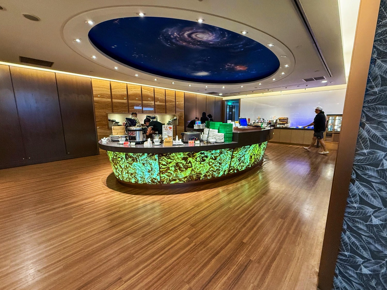 [桃園機場貴賓室]長榮The Star星空聯盟金卡貴賓室｜Star Alliance Gold專屬休息空間 空間大座位多舒適人少安靜｜ 早午晚餐餐食多元還有冰淇淋 桃園機場二航貴賓室推薦