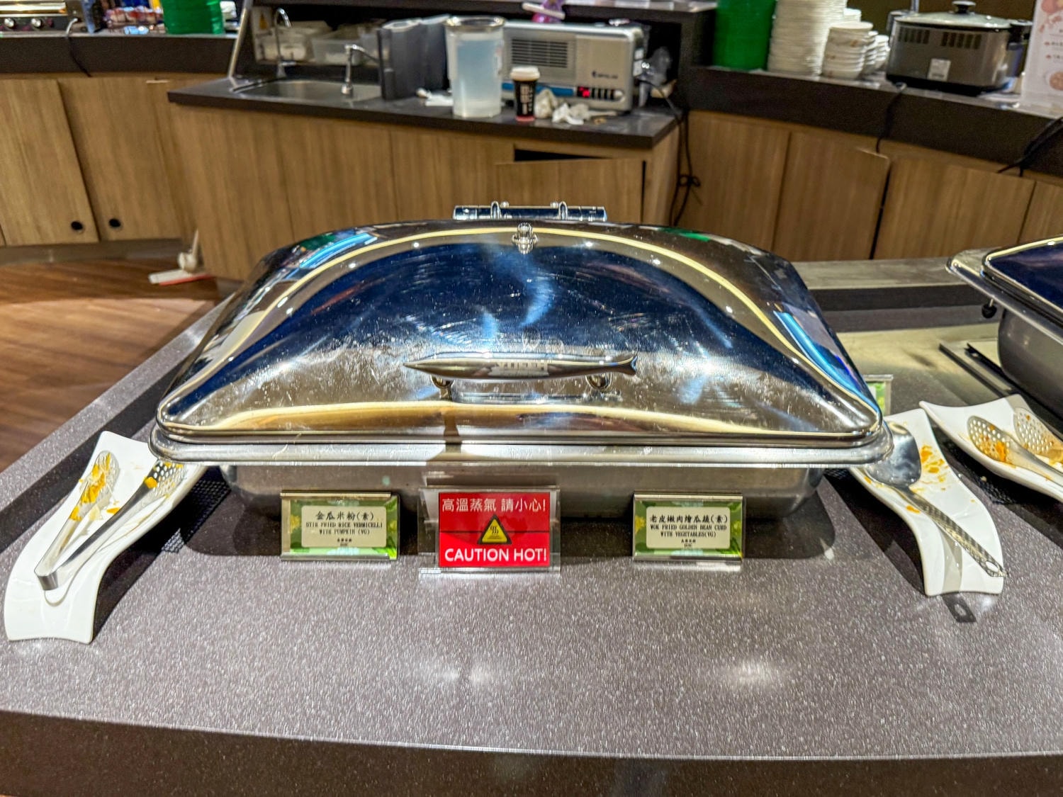 [桃園機場貴賓室]長榮The Star星空聯盟金卡貴賓室｜Star Alliance Gold專屬休息空間 空間大座位多舒適人少安靜｜ 早午晚餐餐食多元還有冰淇淋 桃園機場二航貴賓室推薦