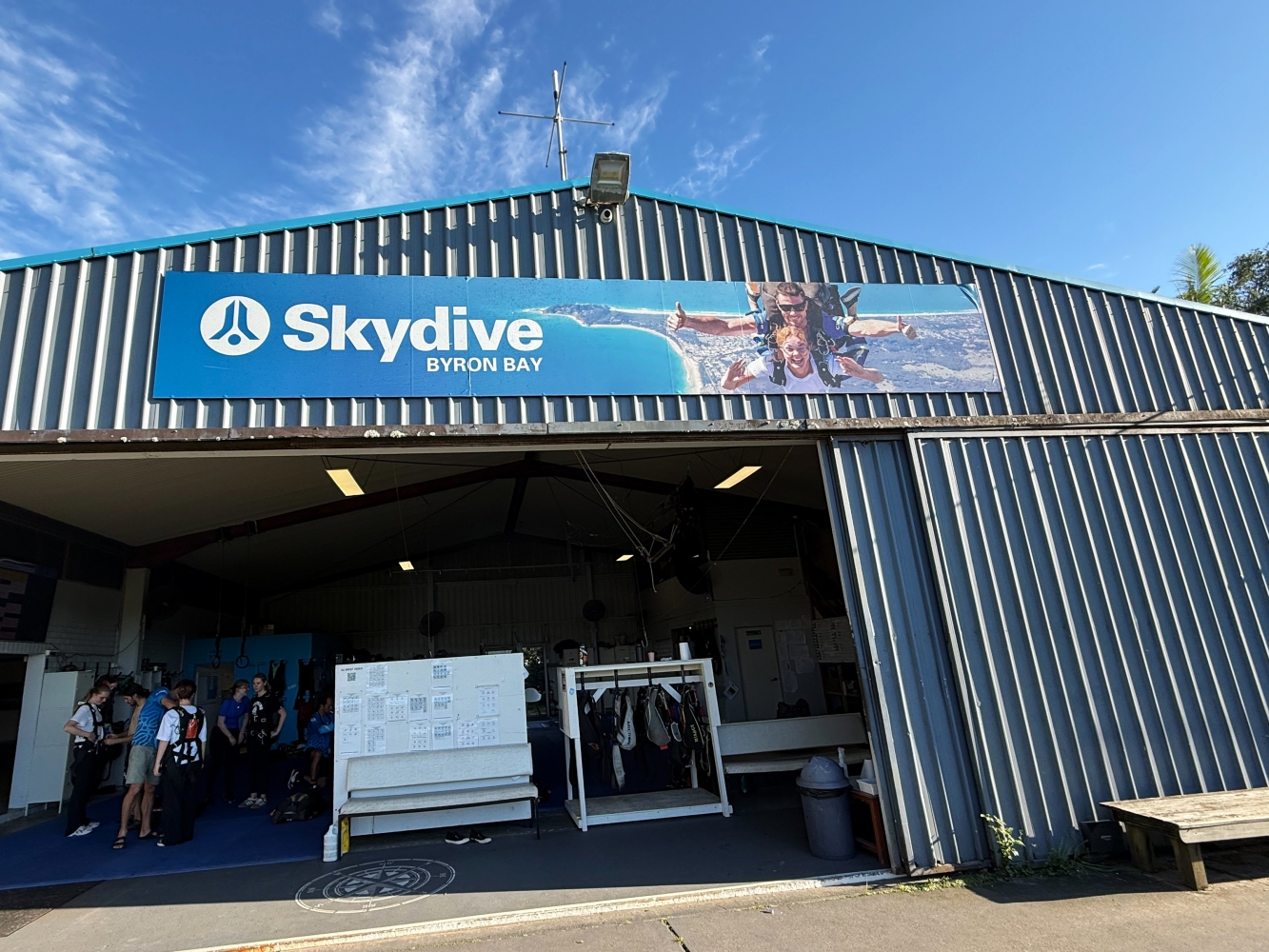 [澳洲拜倫灣] Byron Bay Skydive 跳傘體驗 海岸線真的美到忘記害怕｜KKday預訂含接駁 報到流程 攝影方案完整分享｜欣賞澳洲本土最東端 跳下去那刻真的爽到炸